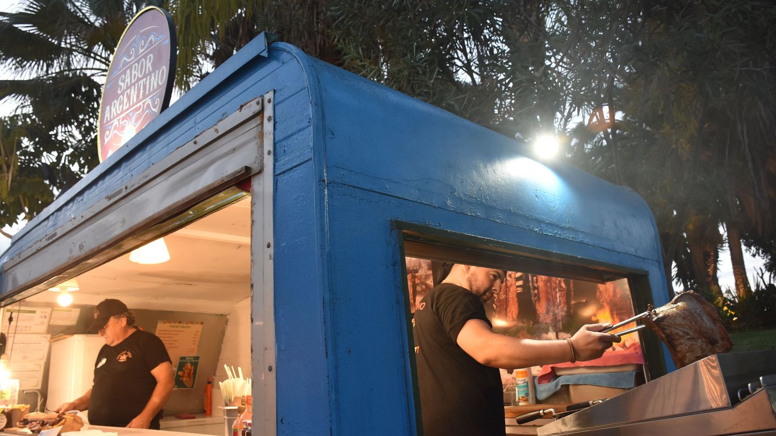 Javier y Nico llevan el food truck 'Sabor argentino', especializado en carnes a la parilla