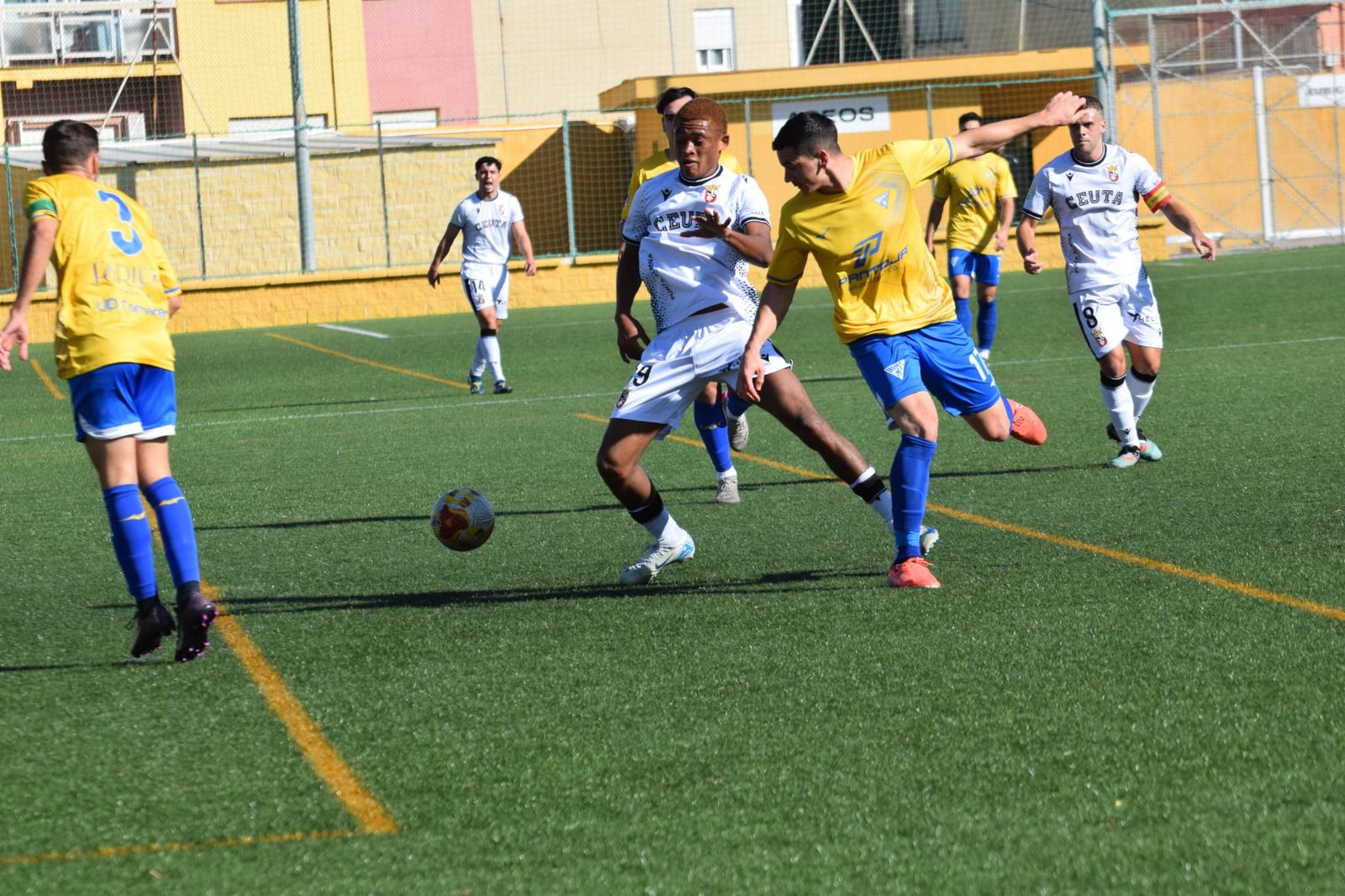 (2-1) El filial de la AD Ceuta se impone al UD Tomares y se afianza en zona de playoff
