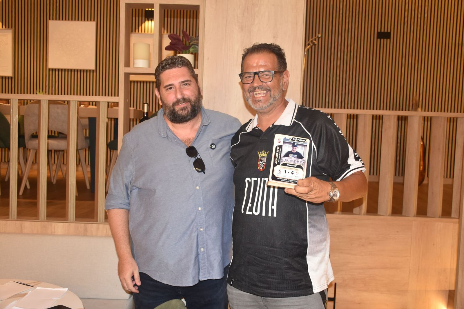 El Pueblo de Ceuta reúne a sus ‘Jugadores nº12’ y convierte su pasión por el Ceuta en cromos