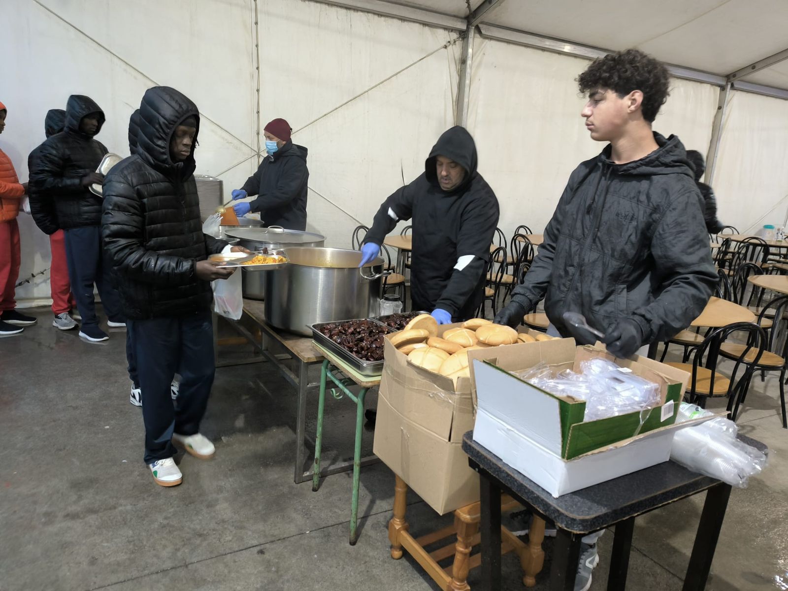 La prensa ceutí disfruta de un delicioso iftar en comunidad y de la mano de Luna Blanca