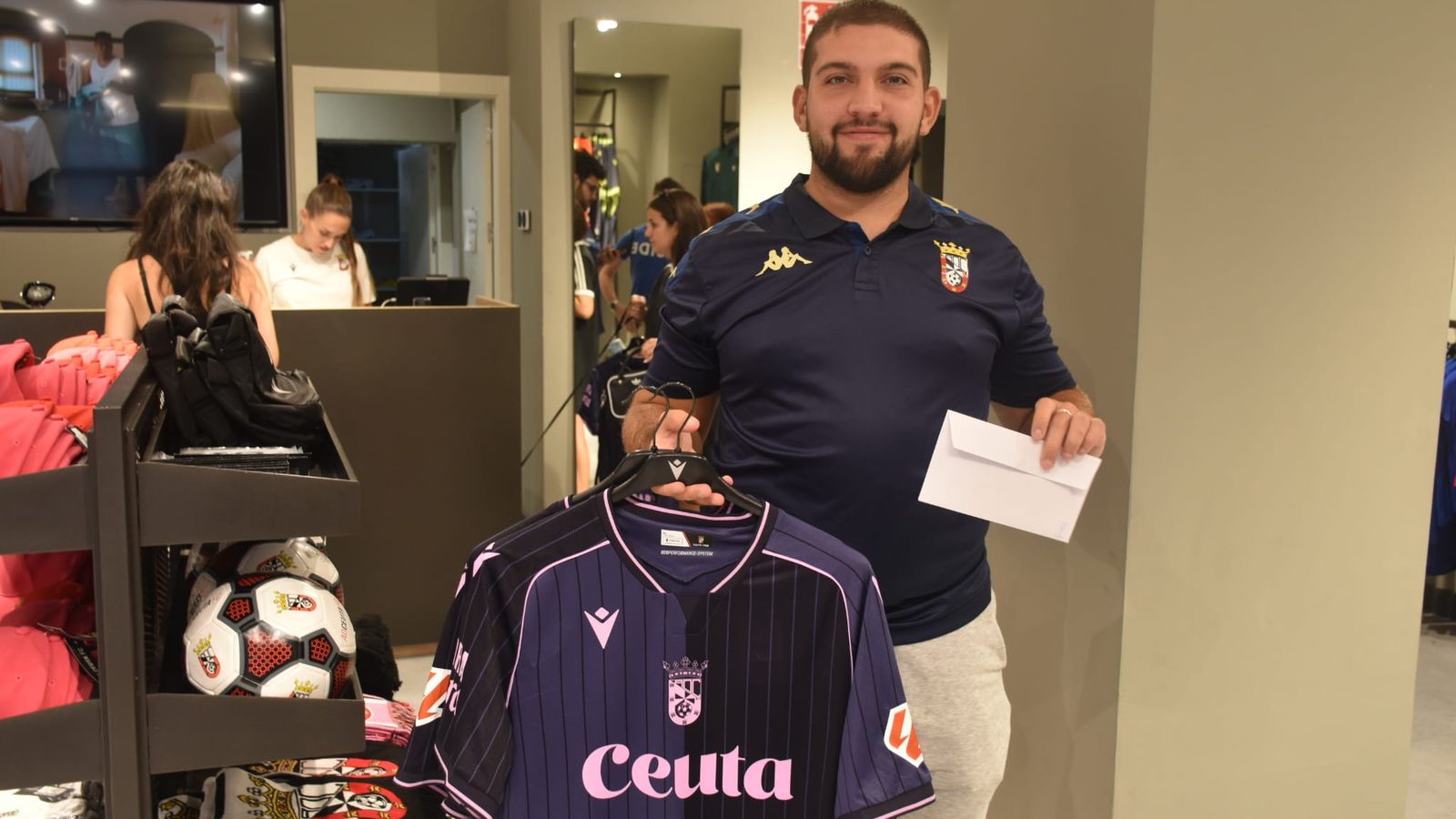 Así ha sido la entrega de los abonos dobles a los premiados por el Centro Comercial Abierto de Ceuta
