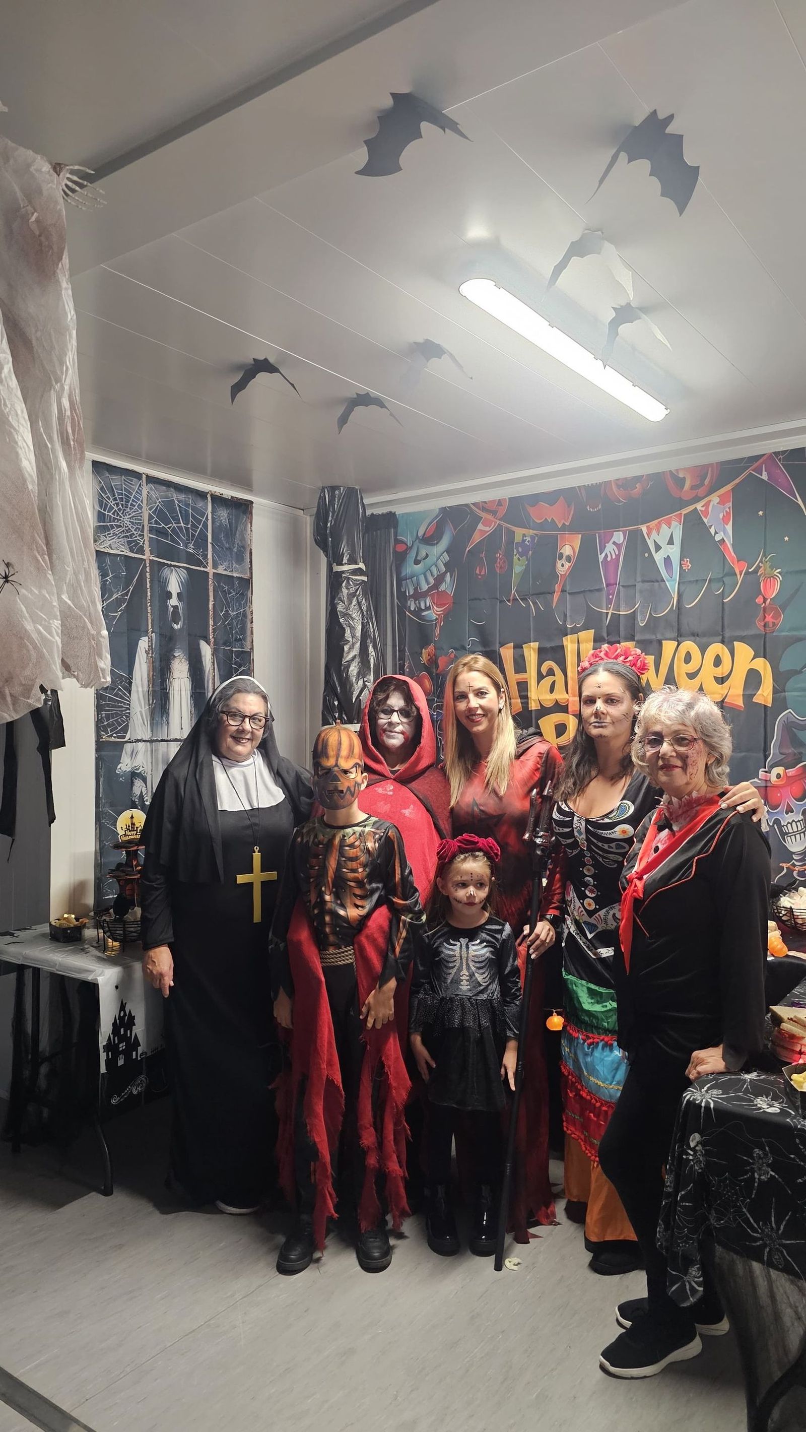 Vecinos de Juan XXIII celebrando Halloween. Vecinos de Juan XXIII celebrando Halloween.