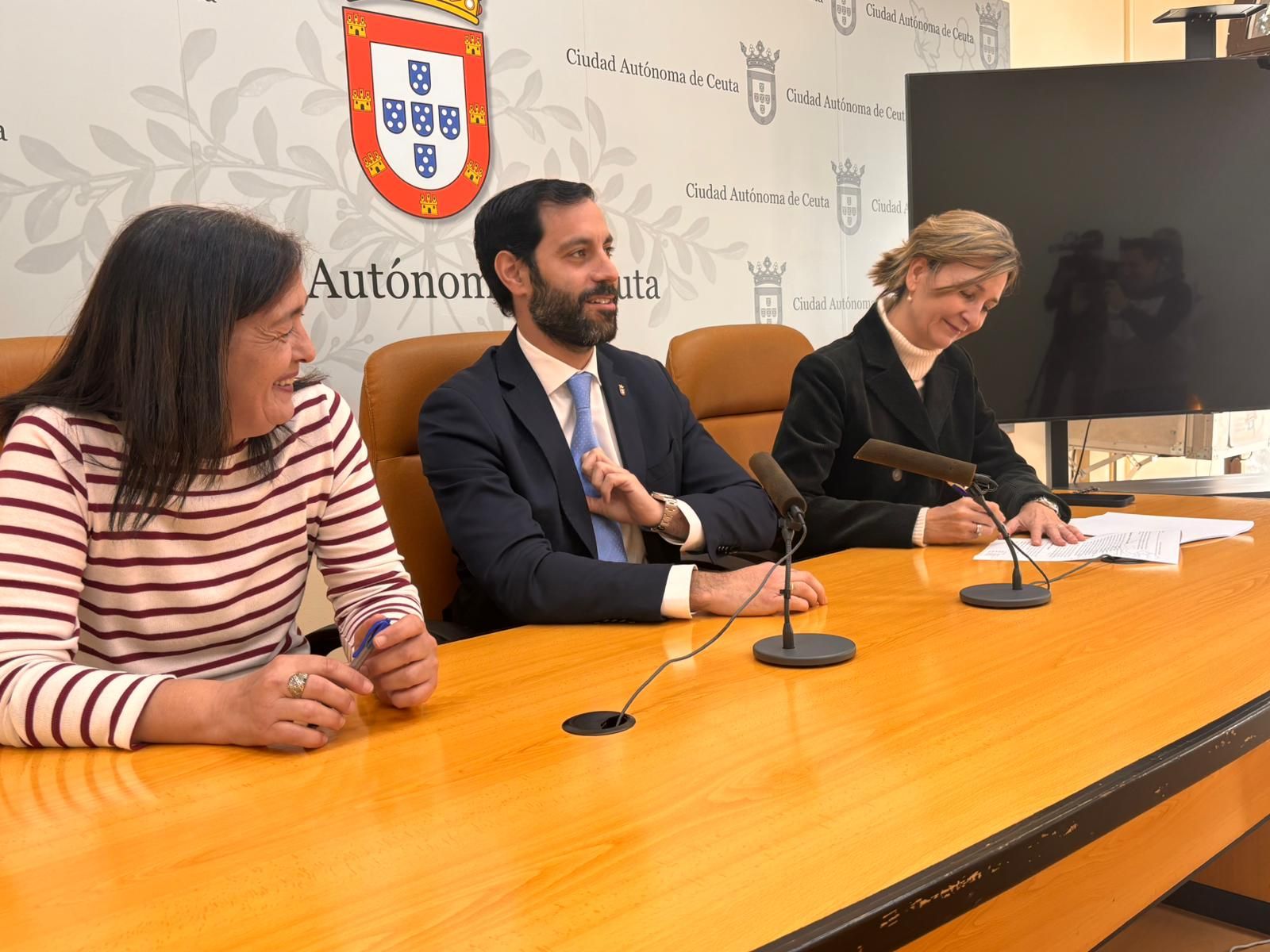 El consejero de Urbanismo y Transporte, Rafael Martínez Peñalver, junto a la presidenta de la Confederación de Empresarios, Arancha Campos y la presidenta de la Asociación de la Construcción, Karima Aomar, durante la firma del convenio.
