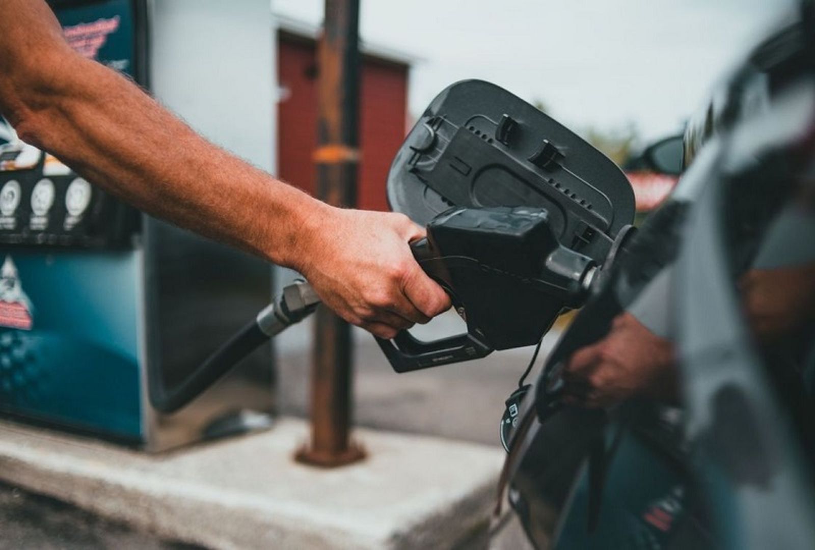 7082_gasolina-coche-gasolinera_4_1200x757