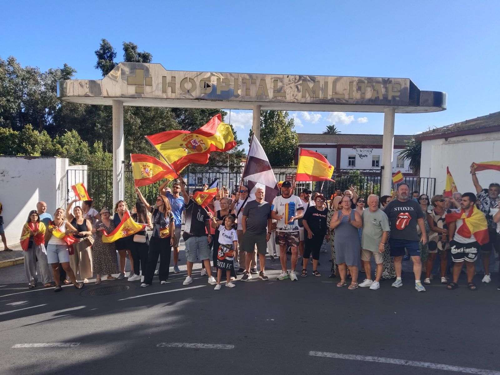 Ceutíes protestando contra la inacción del Gobierno frente al Hospital Militar este miércoles