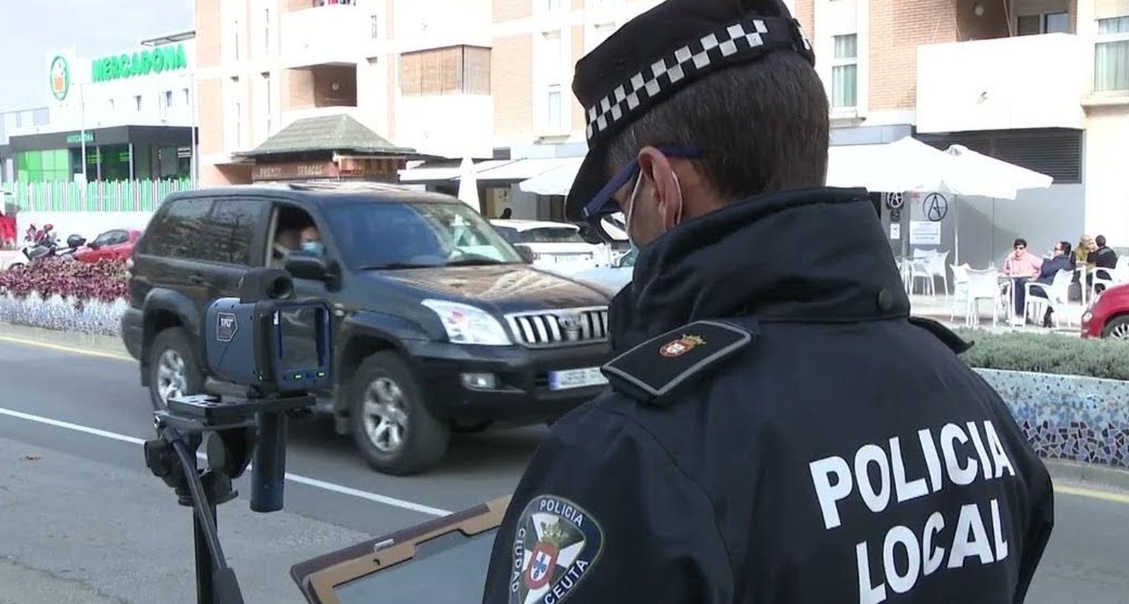 Agente de la Policía Local durante un control