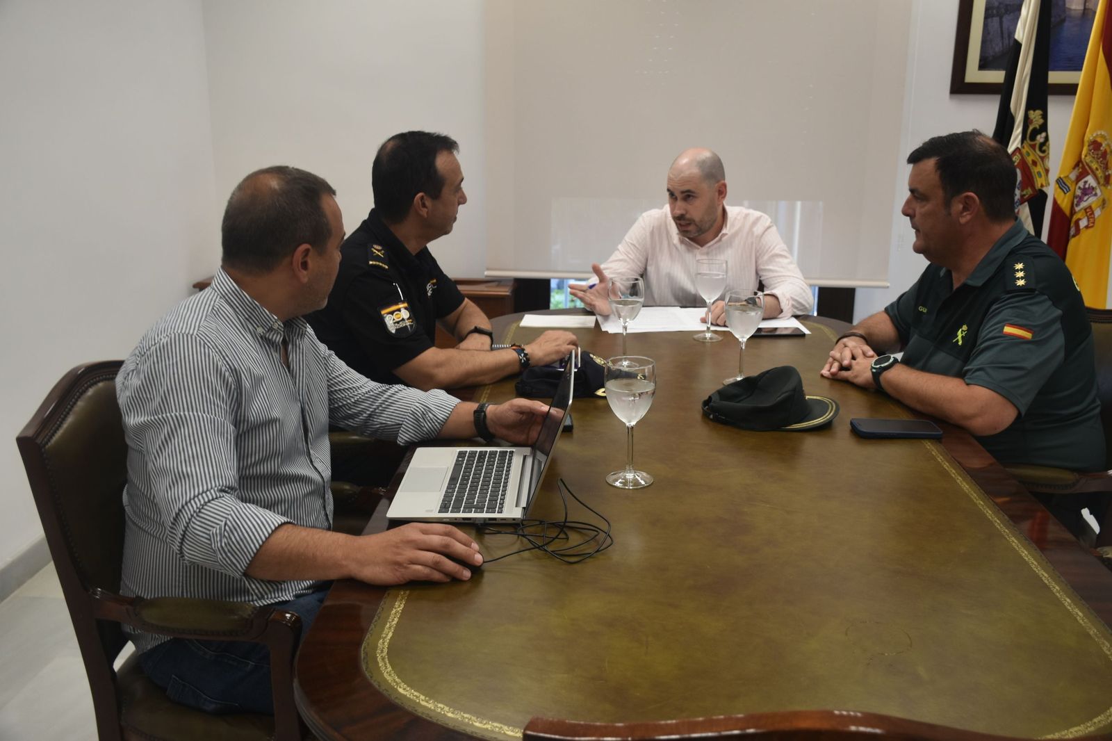 El delegado del Gobierno en Ceuta, Miguel Ángel Pérez Triano, ha comparecido este domingo tras mantener una reunión con los responsables de las Fuerzas y Cuerpos de Seguridad del Estado para analizar la evolución de la crisis migratoria que atraviesa la ciudad desde el pasado jueves