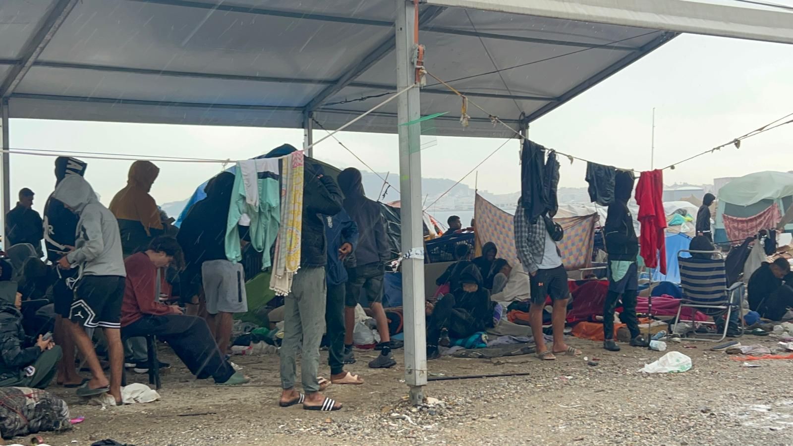 Interior de la carpa del Guano donde varios migrantes han trasladado sus tiendas tras el desalojo del Trampolín