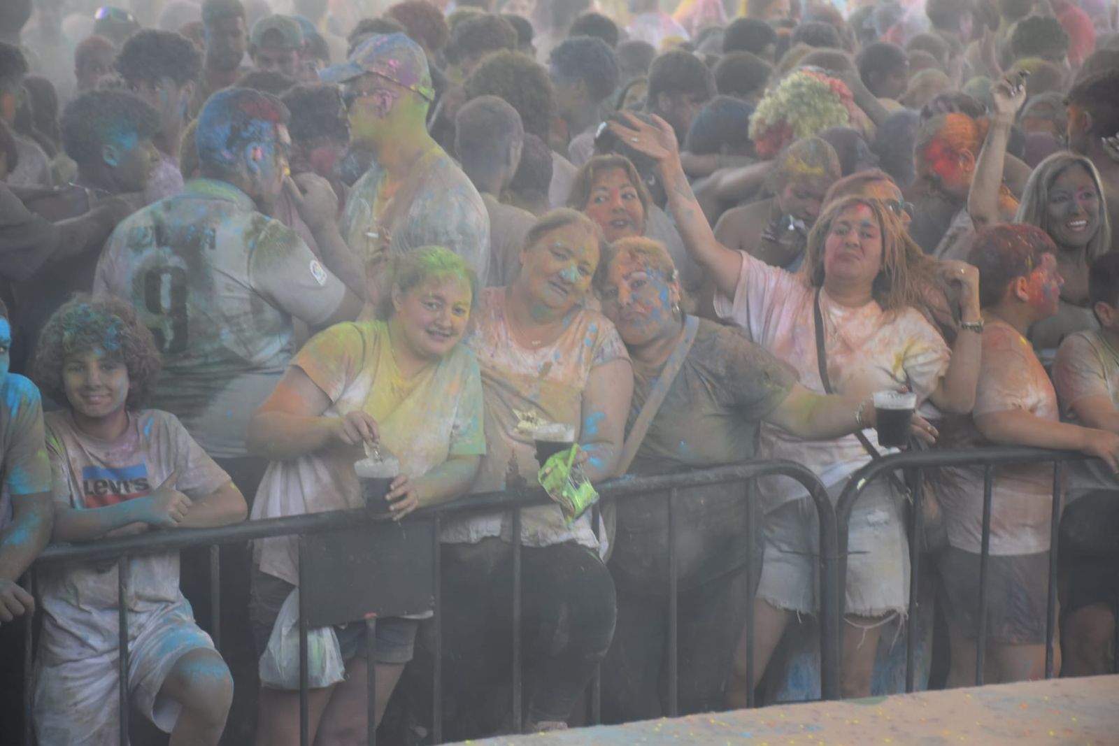 El Holi vuelve a teñir Ceuta de color por la solidaridad y el amor