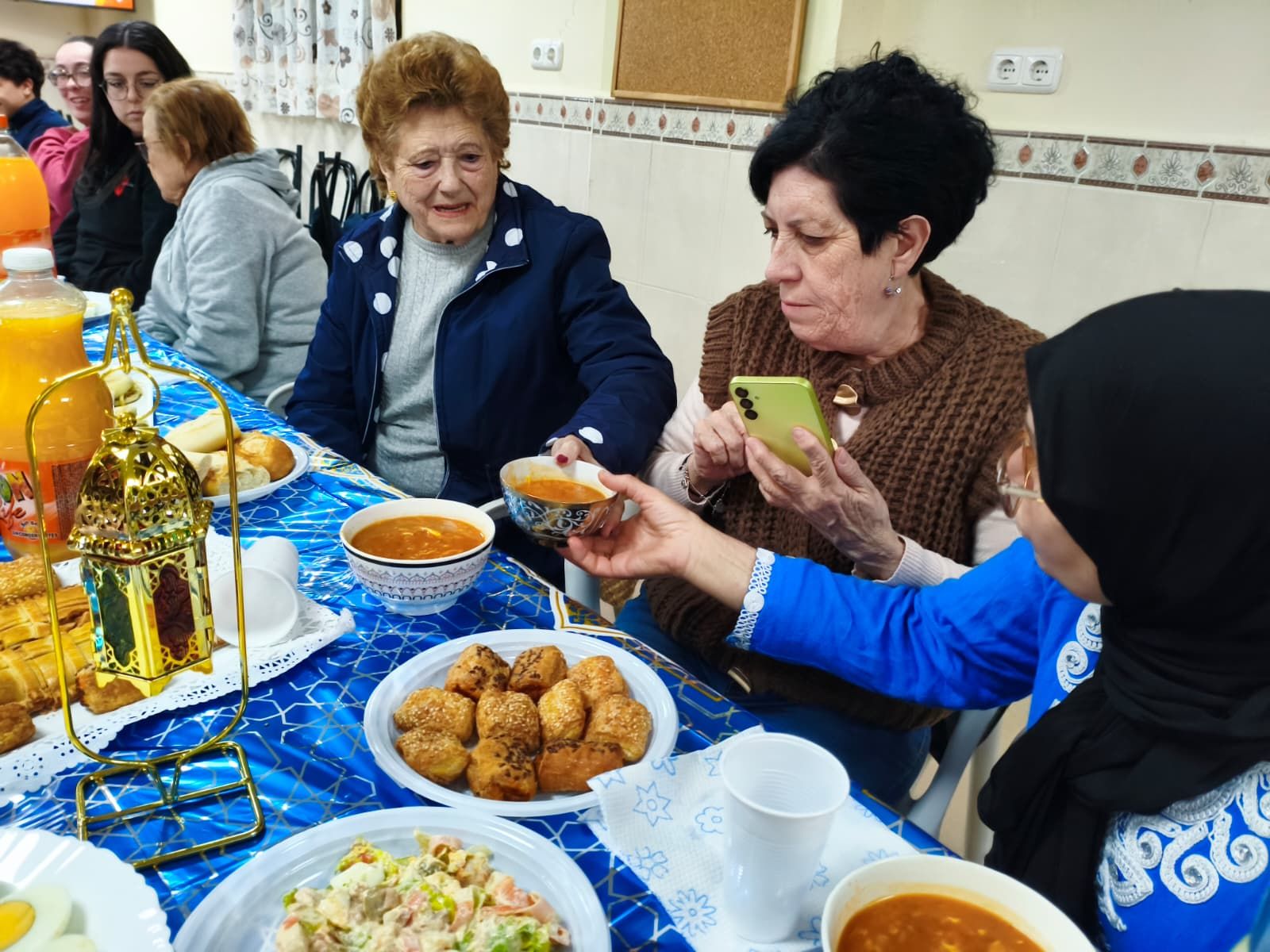 Miramar Alto celebra su primer iftar vecinal en comunidad