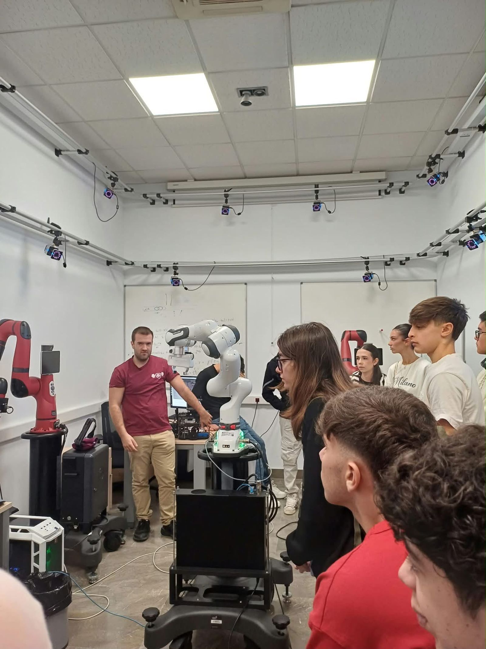 El alumnado del IES Siete Colinas visita los laboratorios de investigación del CITIC de la Universidad de Granada
