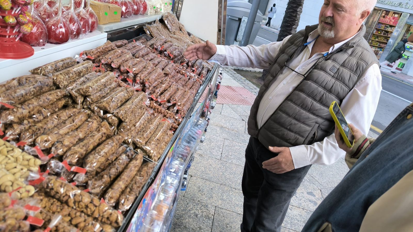 Chacón mostrando sus productos garrapiñados