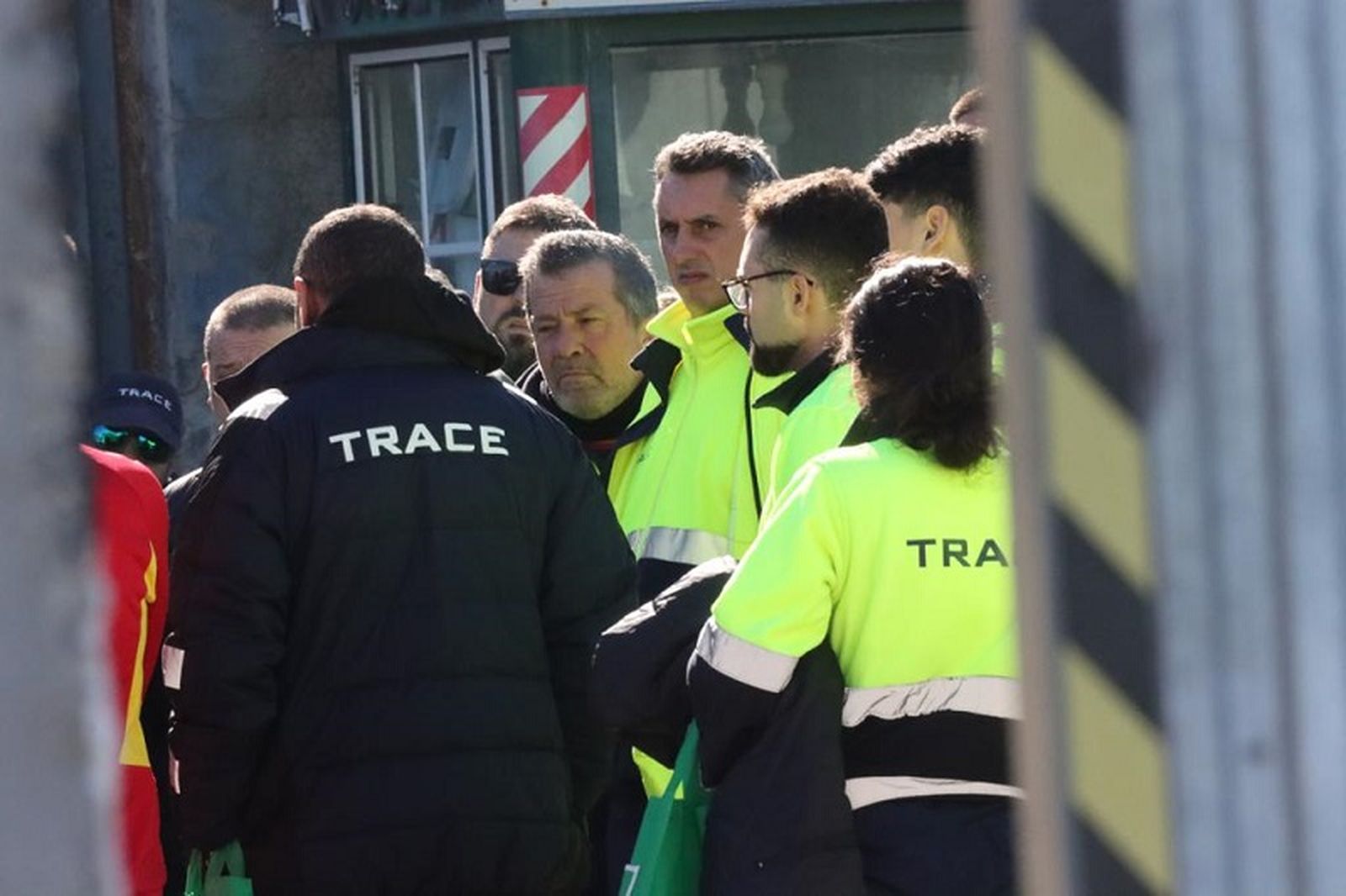 El Comité de Empresa no permitió la entrada de la prensa a la reunión y le cerró las puertas de la nave. / FOTO REDUAN