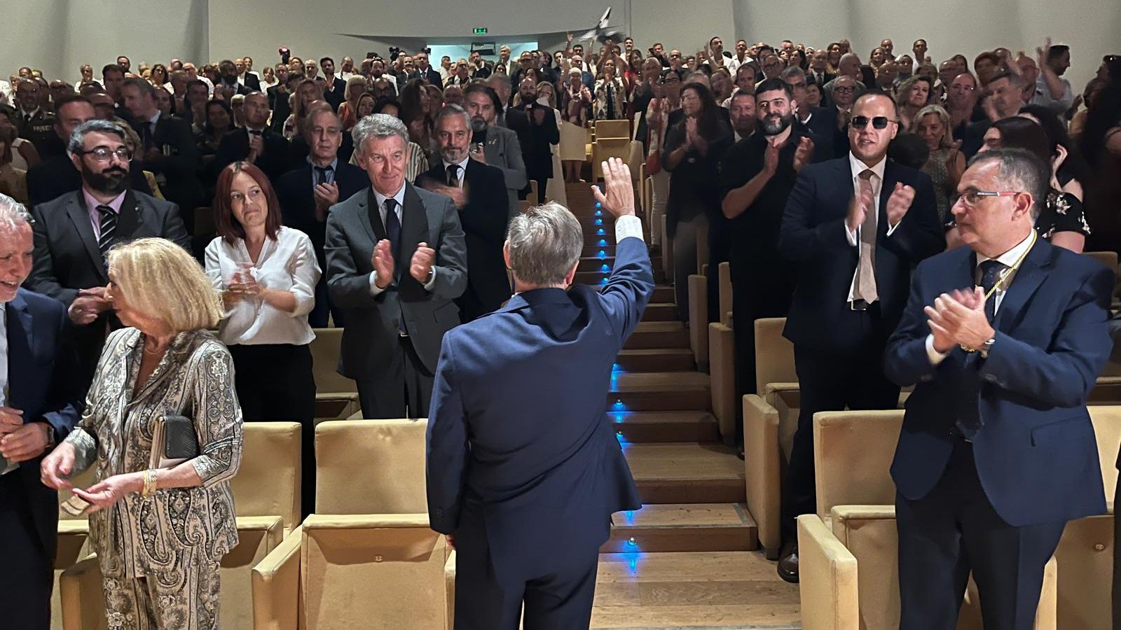 Vivas saluda al público del Revellín, que lo aplaude