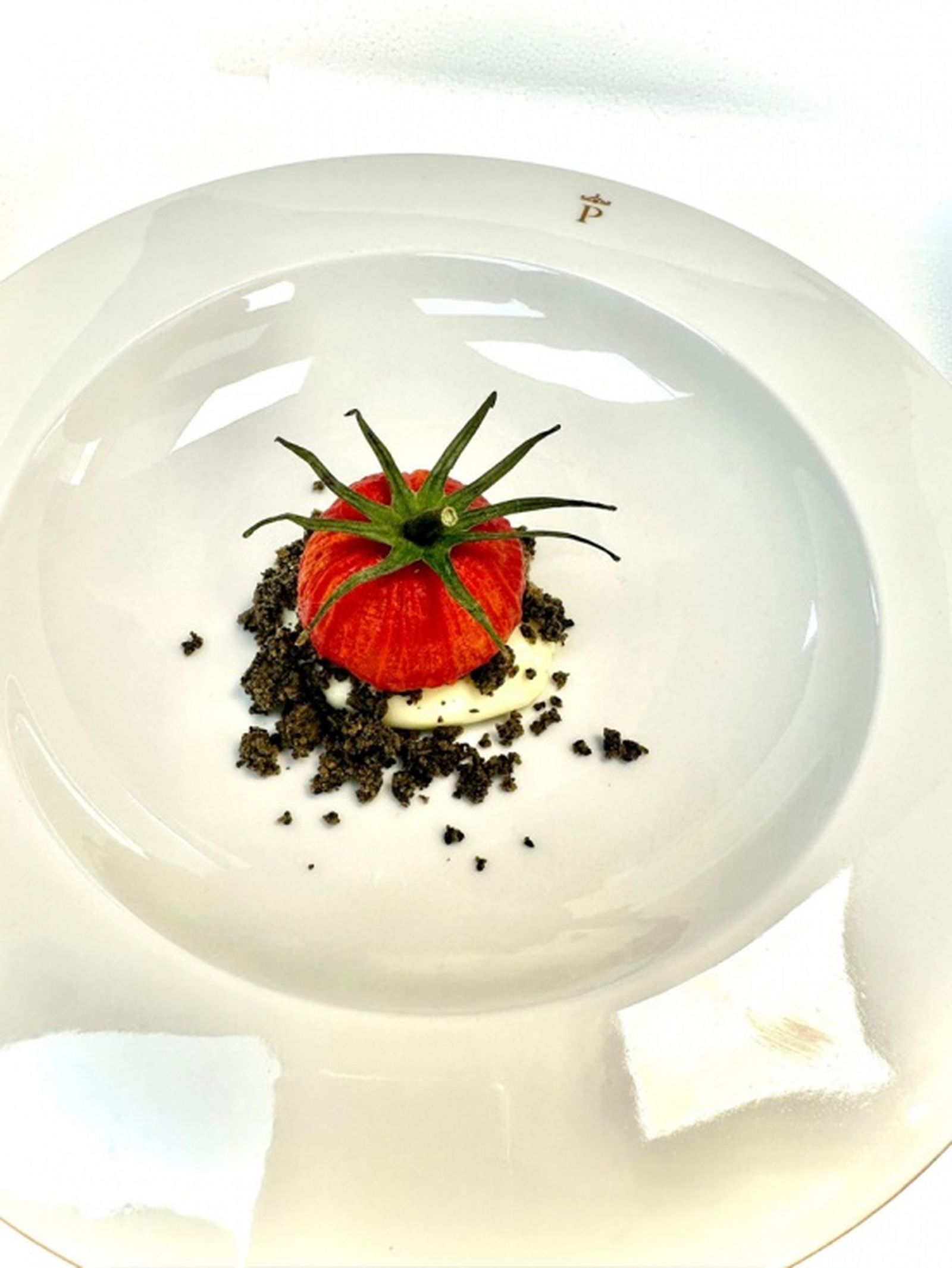 Tomate semiseco con crema de queso idiazabal y tierra de aceitunas. / CEDIDA