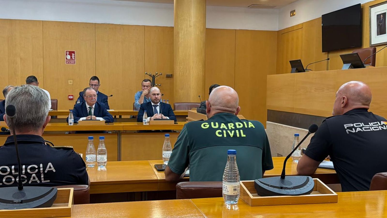 Jefes de Policía Local, Guardia Civil y Policía Nacional frente a Vivas y a Triano