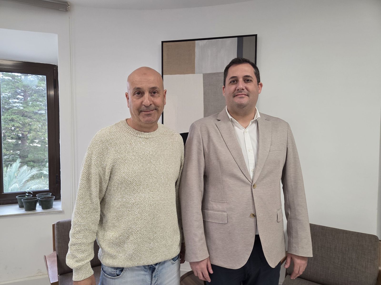 Rachid Sbihi (izquierda), junto al consejero Alejandro Ramírez, tras el encuentro que reunió a ambos