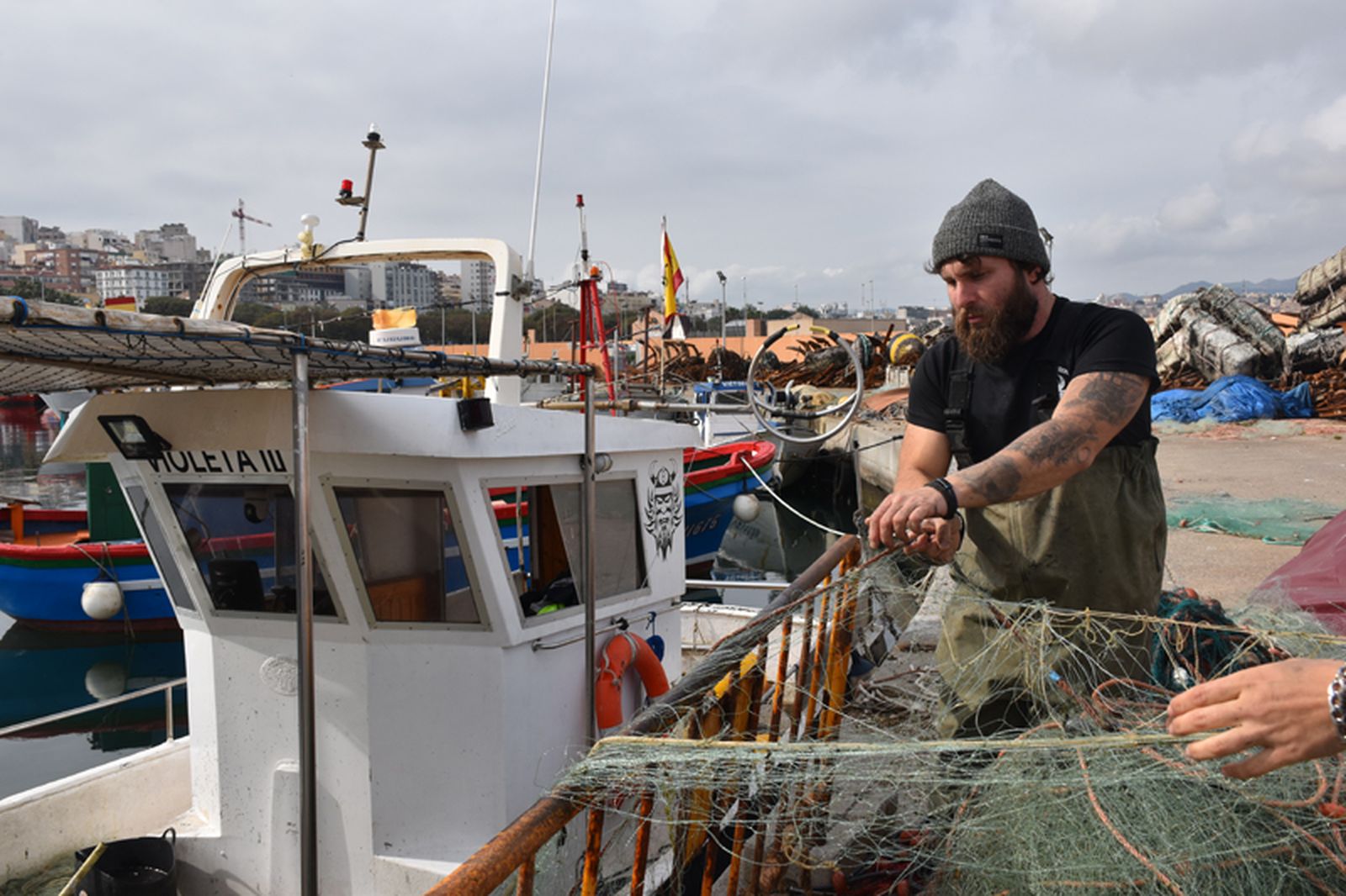 Ramírez recoge las redes con las que realizó la pesca del día. / FOTO G.S.