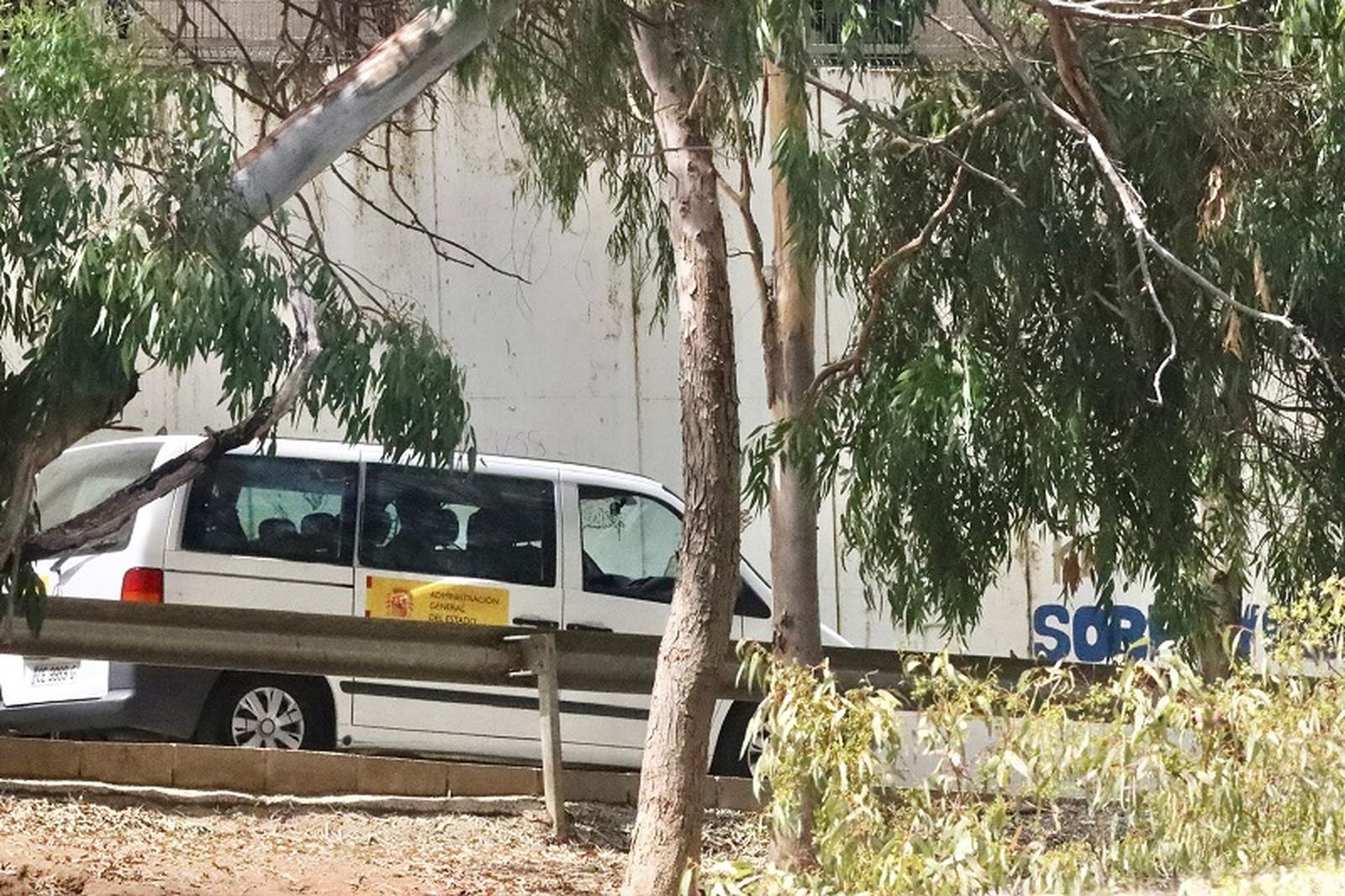 La furgoneta del CETI en la que Antonio Bautista suele transportar a los usuarios del CETI varias veces al día, según los vecinos. / FOTO REDUAN