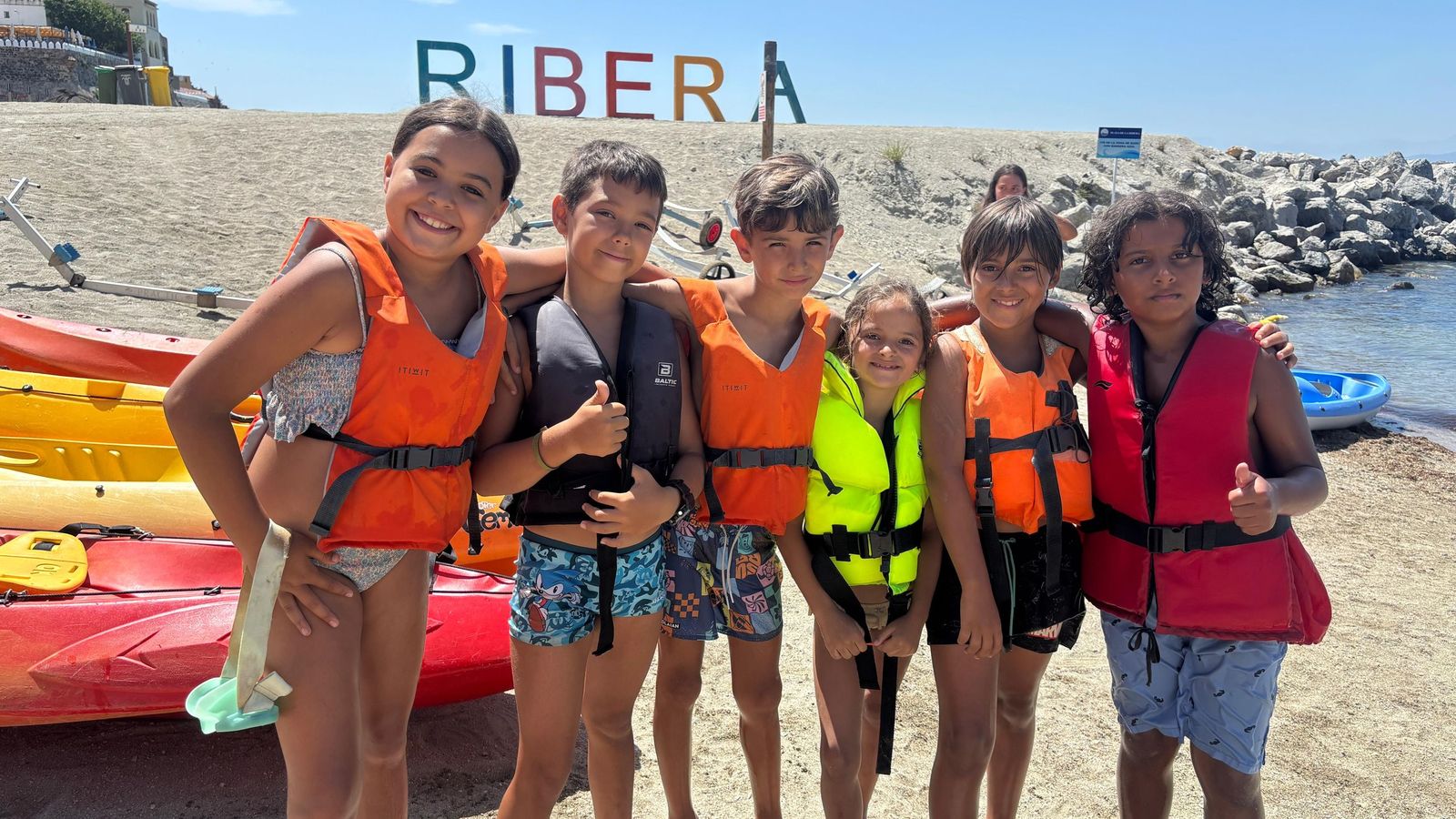 El campamento de Ceuta Kayak convierte el mar en un aula de deporte y compañerismo
