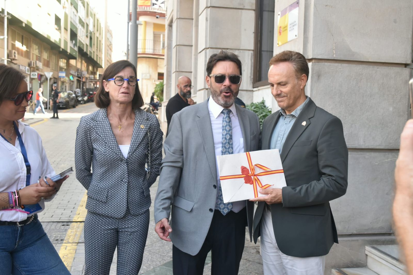 Multitud de ceutíes juran bandera de manera simbólica para mostrar su pertenencia a España