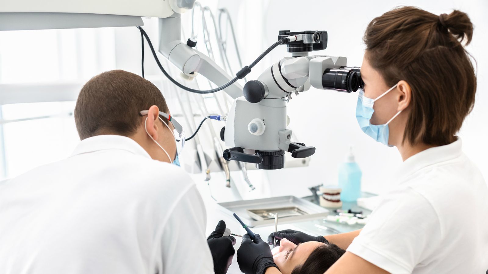El lote de los motores de aspiración, licitado inicialmente por 8.507,46 euros, se ha adjudicado a Promoción e Investigación Dental SL por un total de 7.800 euros