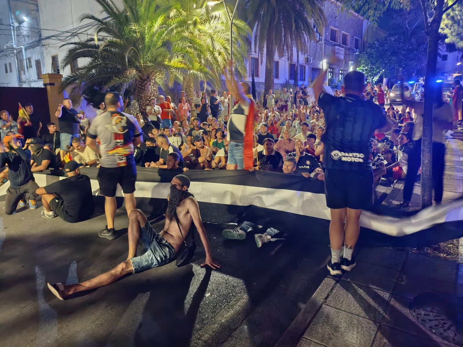 Ciudadanos se manifiestan en las barriadas de la ciudad contra la gestión de la crisis