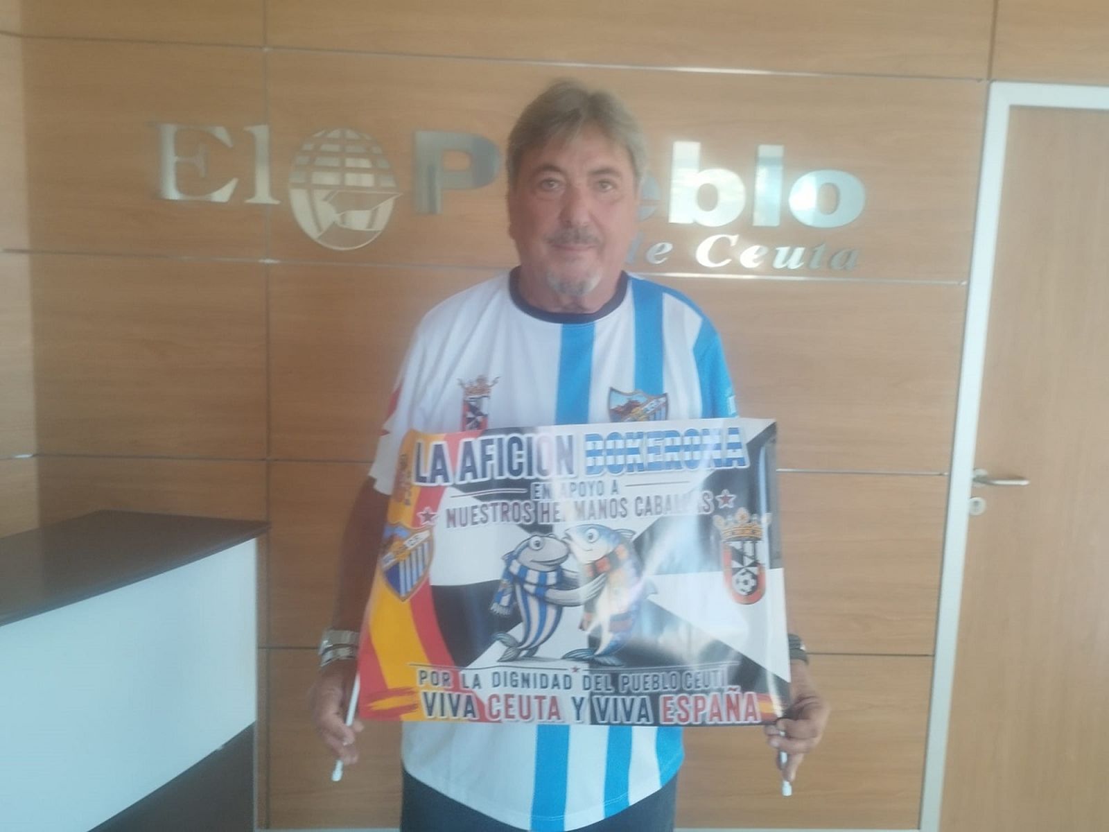 Sergio García, con la pancarta que portará durante el partido