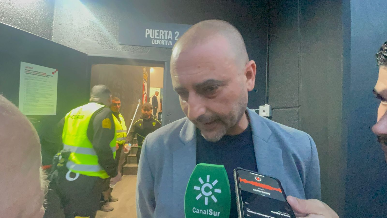 Luhay compareciendo en los aledaños del Murube tras la suspensión del partido