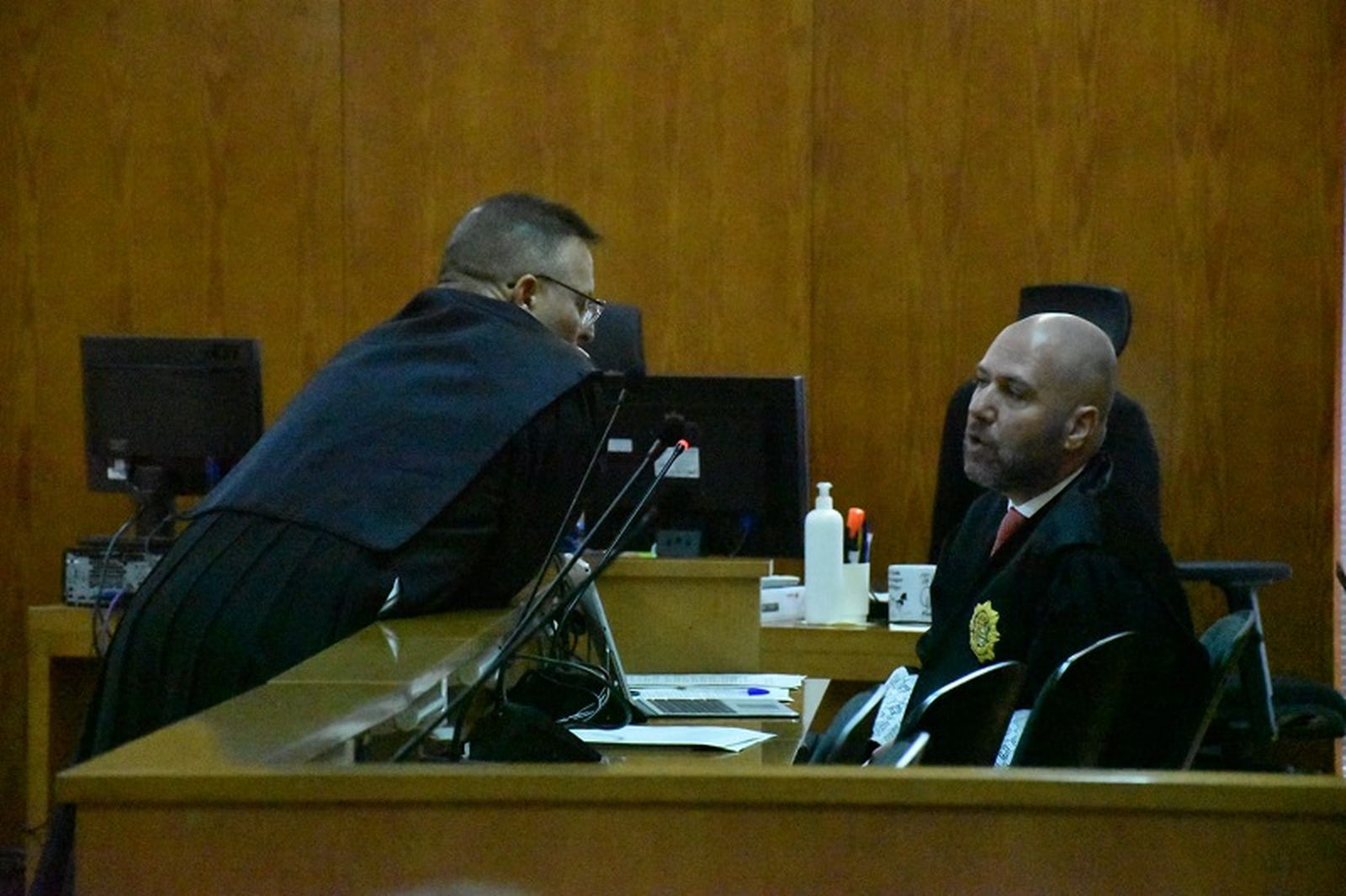 Uno de los abogados y el fiscal. / FOTO NICOL'S