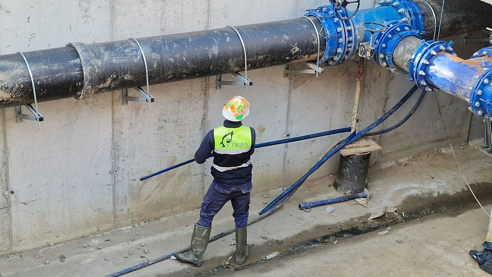 Operario trabajando en la tarde de este lunes en el interior de la galería subterránea de Hadú