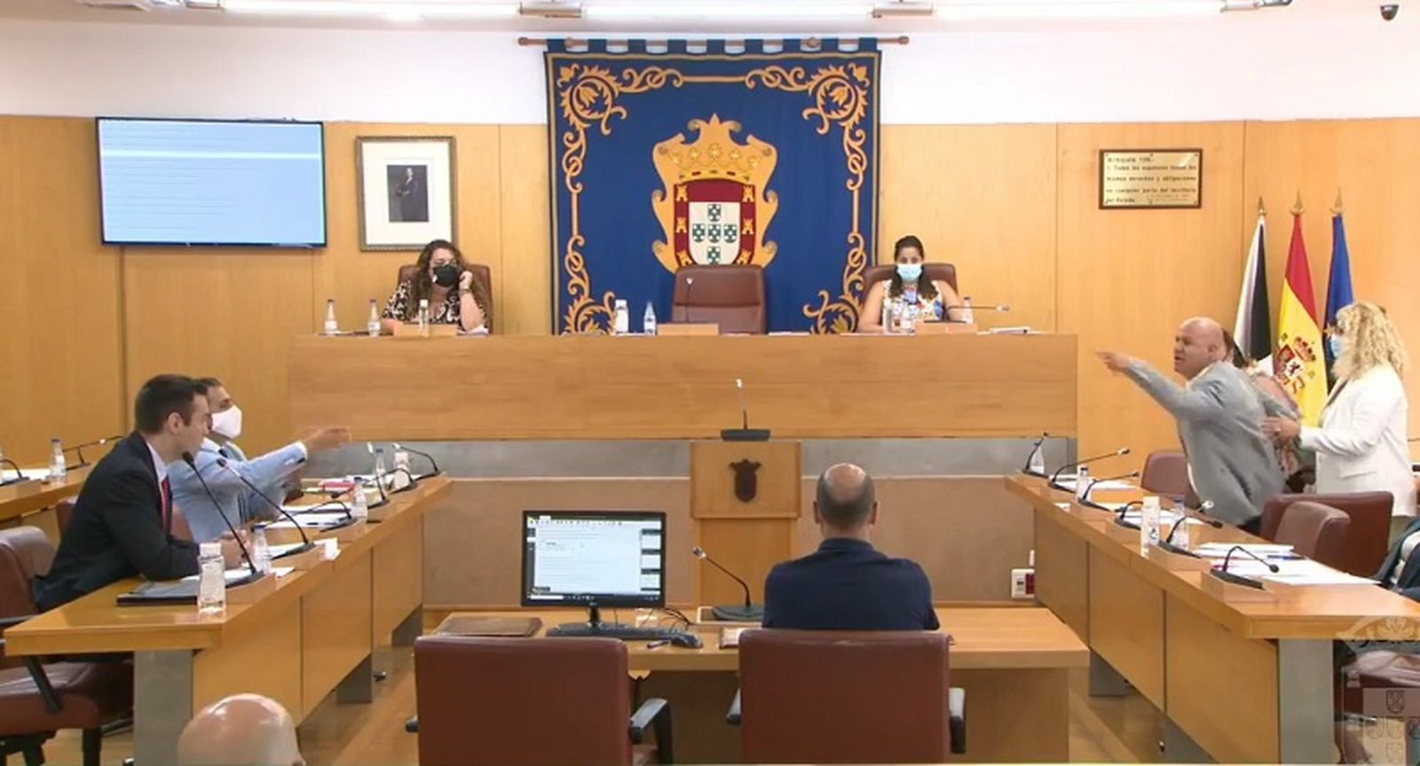 Momento en el que Gutiérrez abandonaba la sala al grito de "payaso"