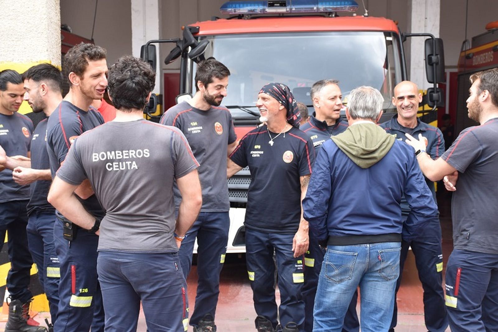 Minuto de silencio por la muerte de dos bomberos en Alcorcón en acto de servicio. / FOTO NICOL'S