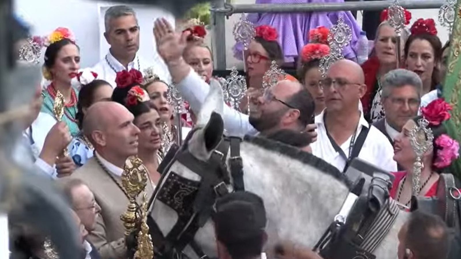 el Hermano Mayor de Ceuta tirando los vivas a la Virgen del Rocío