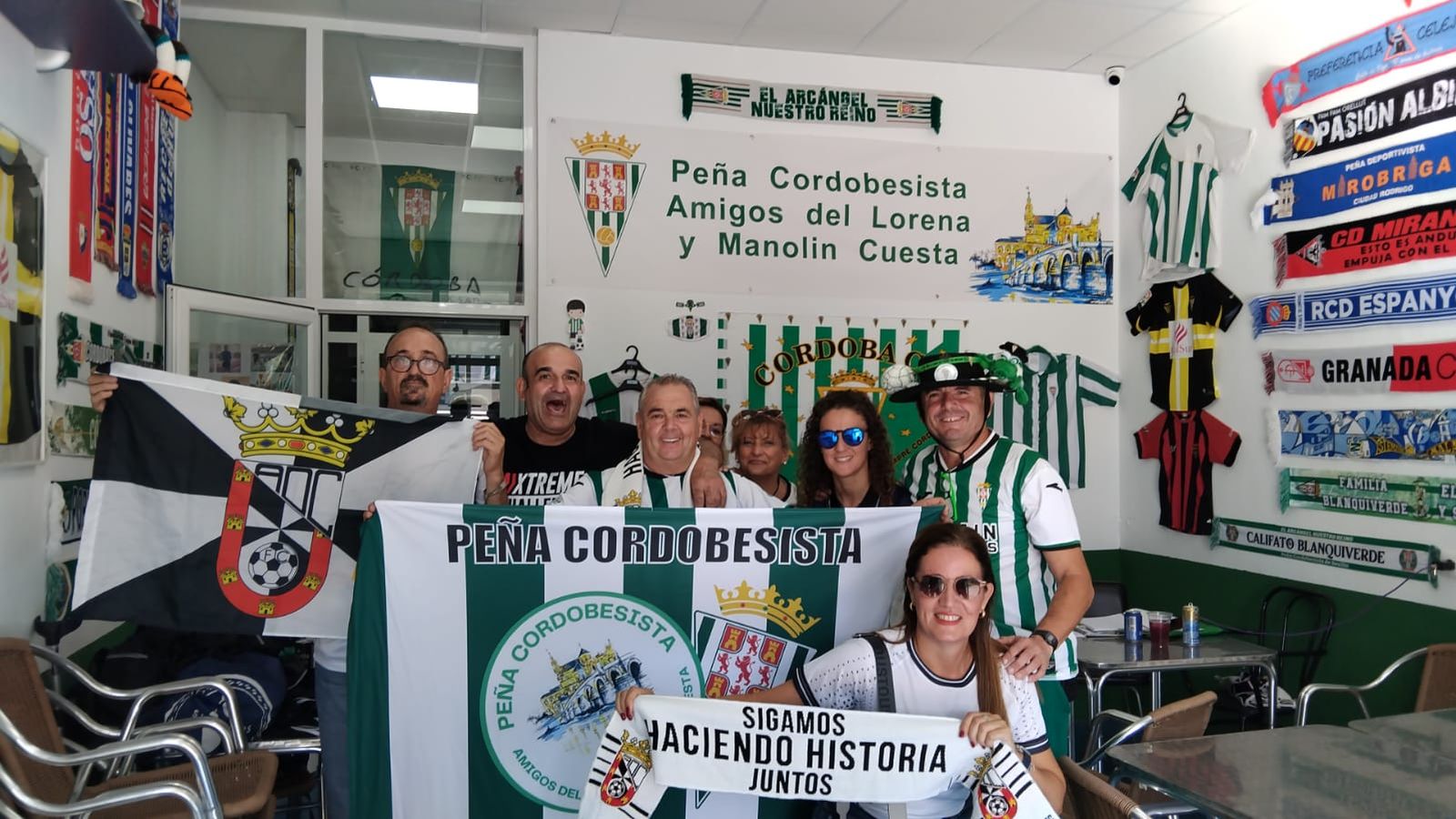 Peñistas del Córdoba con aficionados del Ceuta Peñistas del Córdoba con aficionados del Ceuta