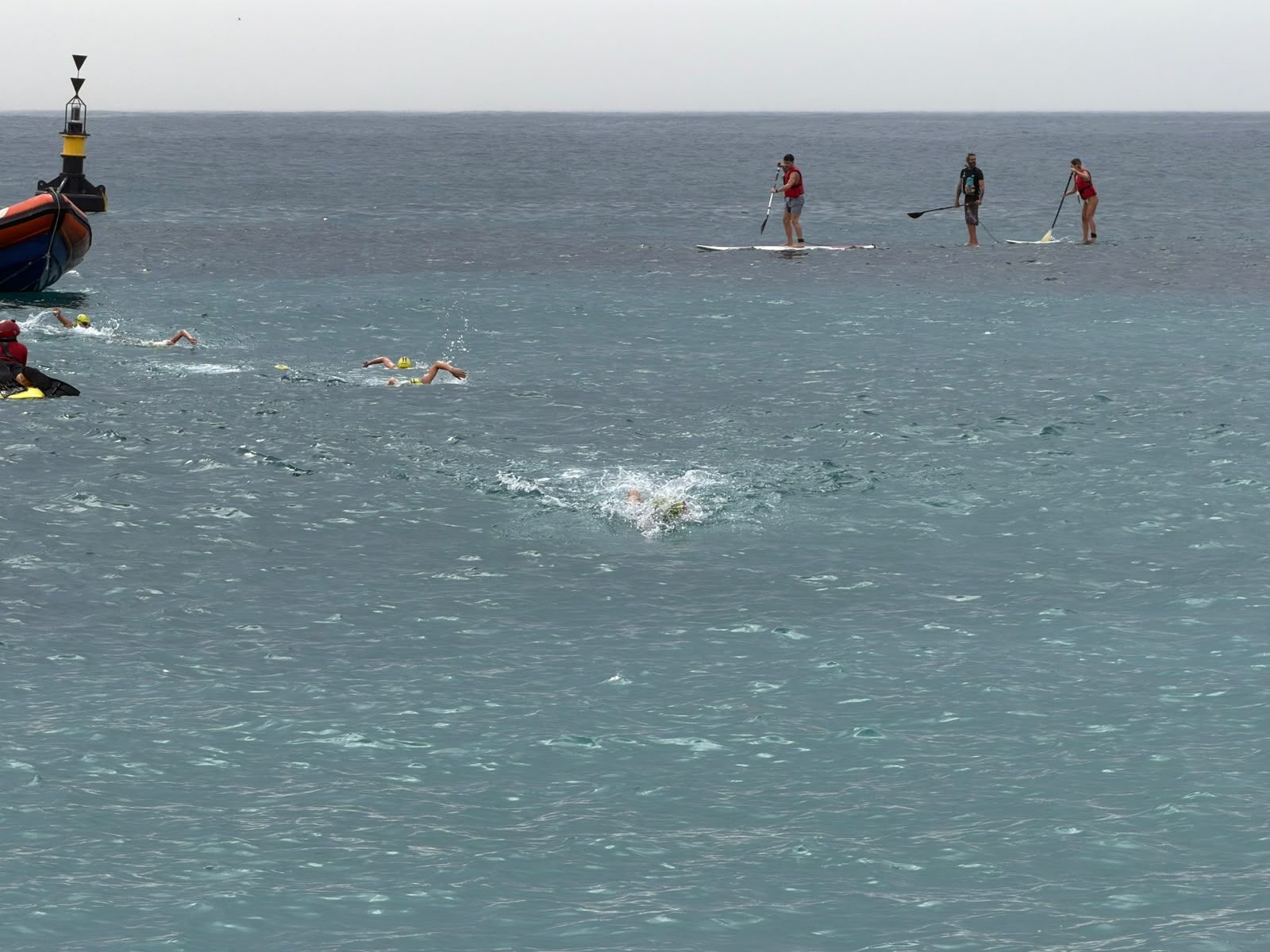 Los aficionados al triatlón en Ceuta se reúnen para participar en el Acuatlón Popular 'Juan Mur' y en la Phoenix Kids Triathlon
