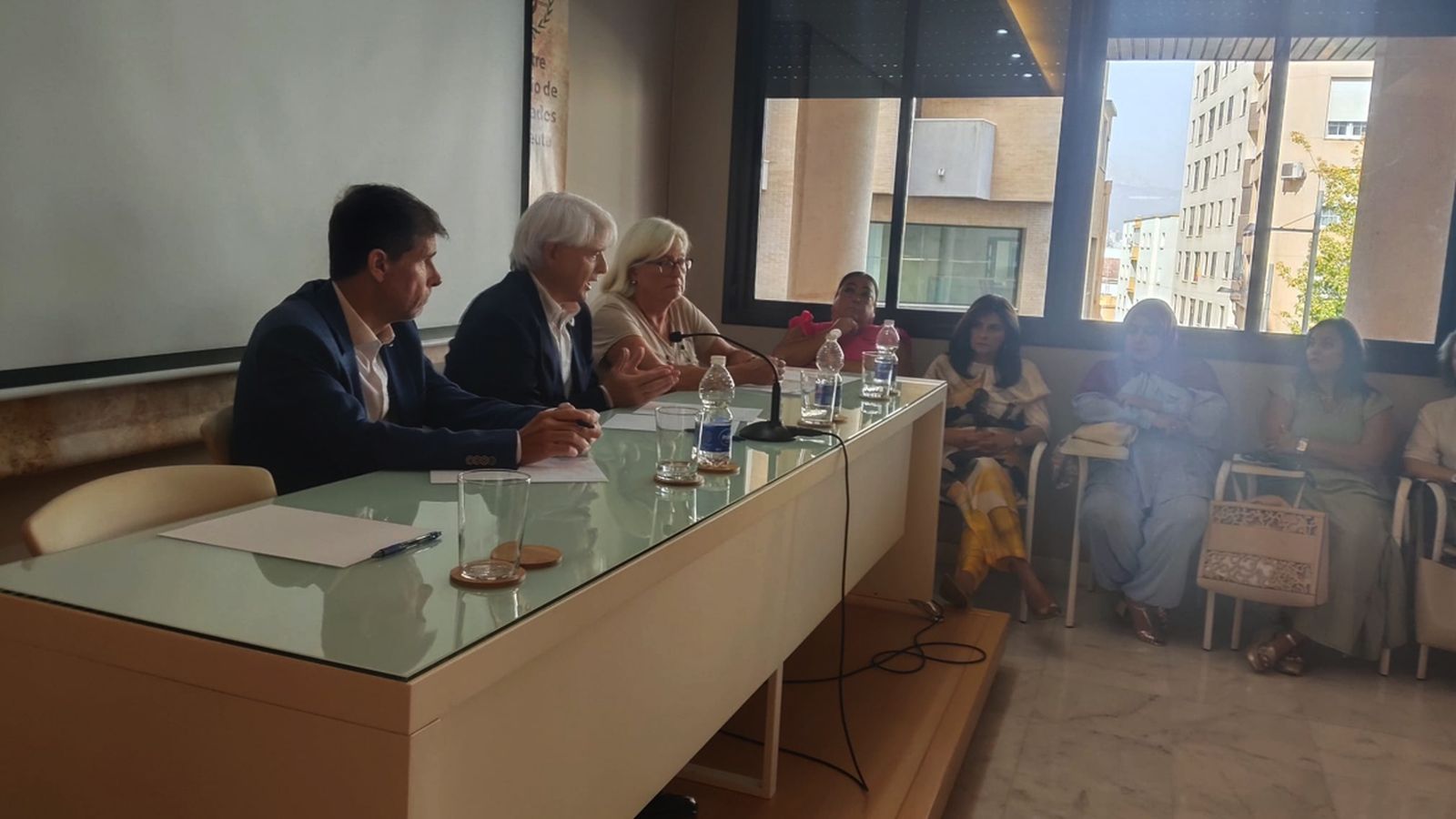 Un momento de la reunión mantenida hoy por González con los abogados ceutíes
