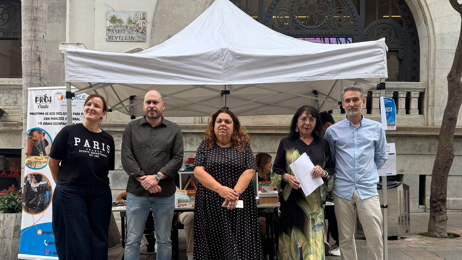 La delegada del Gobierno, Cristina Pérez, junto a dirigentes del PSOE, durante su visita al expositor de PROI