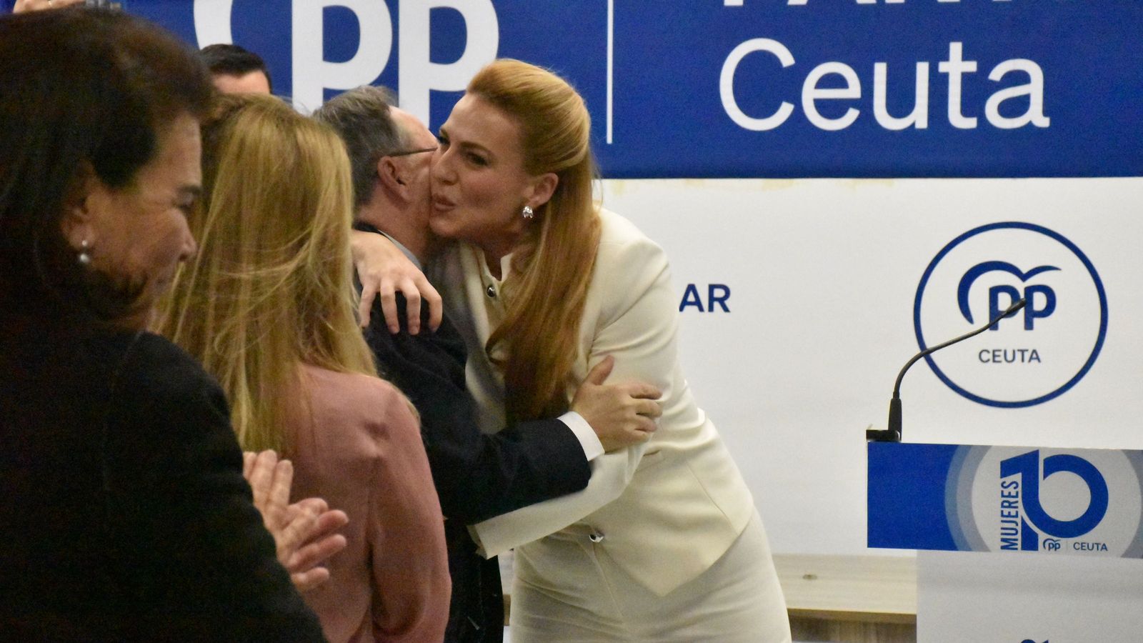 Acto de entrega del Premio Mujer 10 del PP a Nazaret Compaz