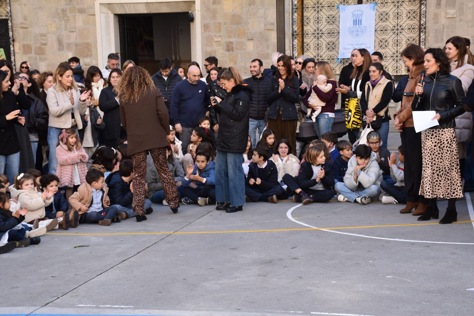 El Colegio La Inmaculada celebra su tradicional ofrenda floral a su virgen