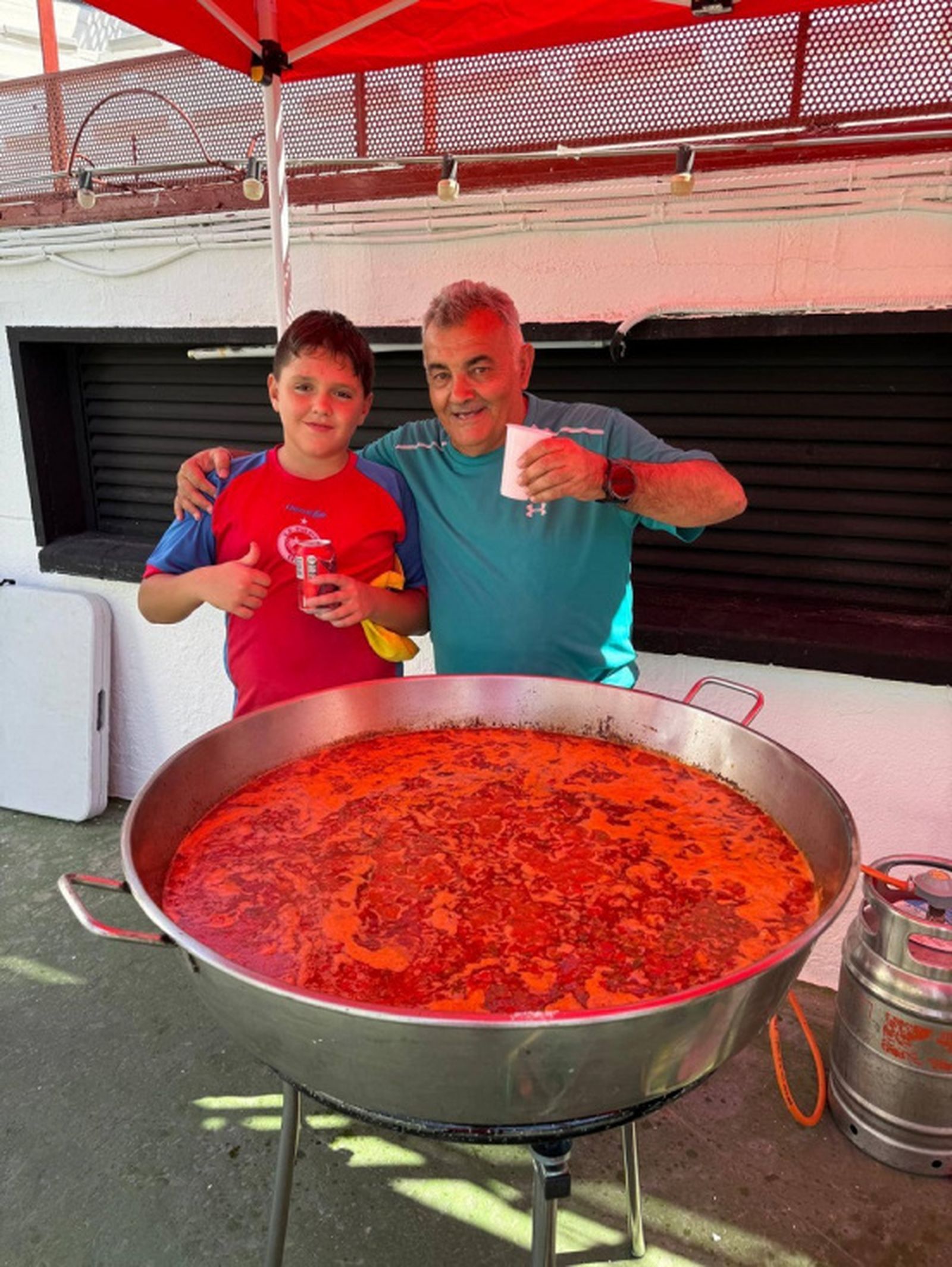Francisco García Segado junto a un joven este sábado. / FOTO EL PUEBLO