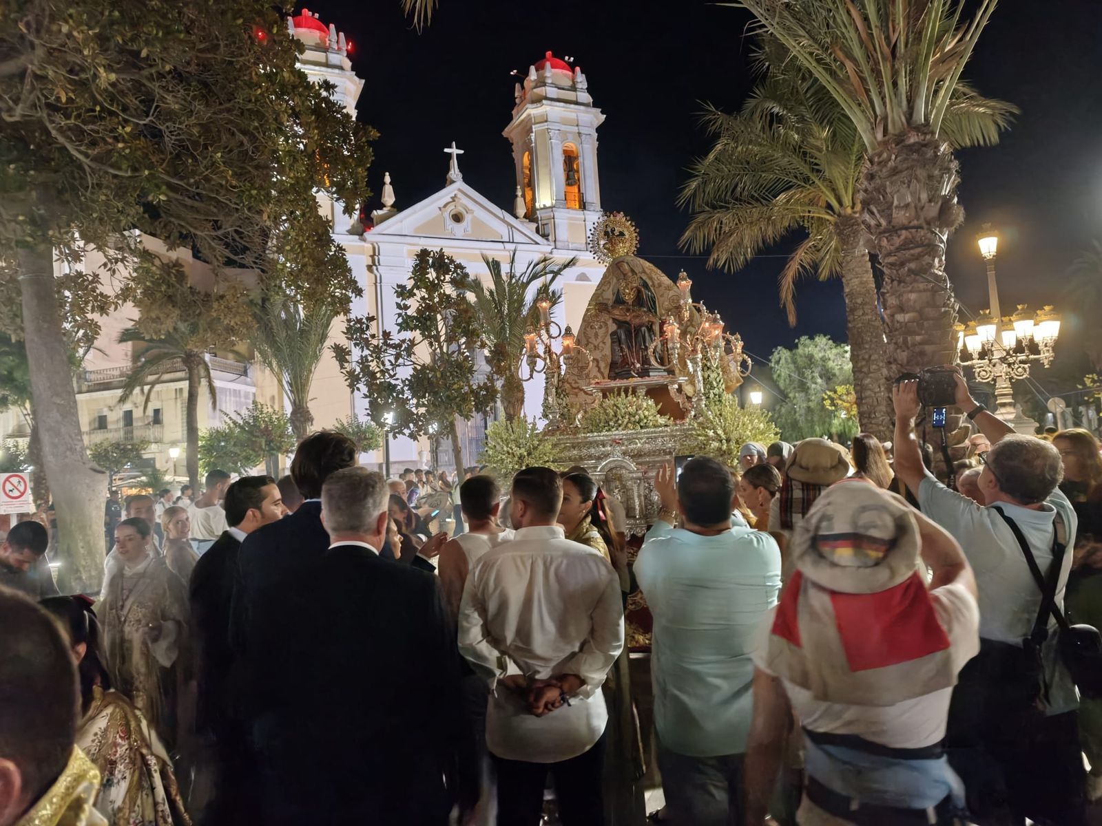 La Virgen de África emociona a Ceuta en una procesión para la historia