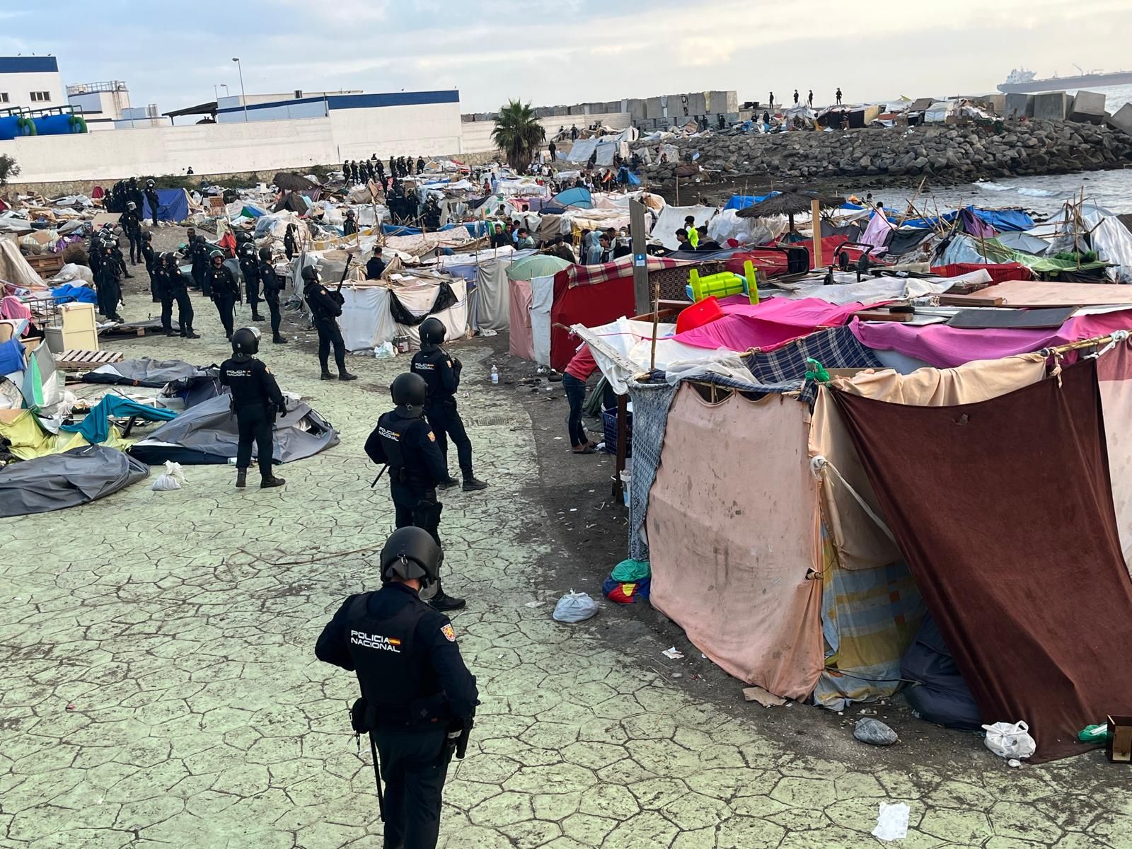 La Policía despliega 350 agentes para levantar los asentamientos junto a la desalinizadora
