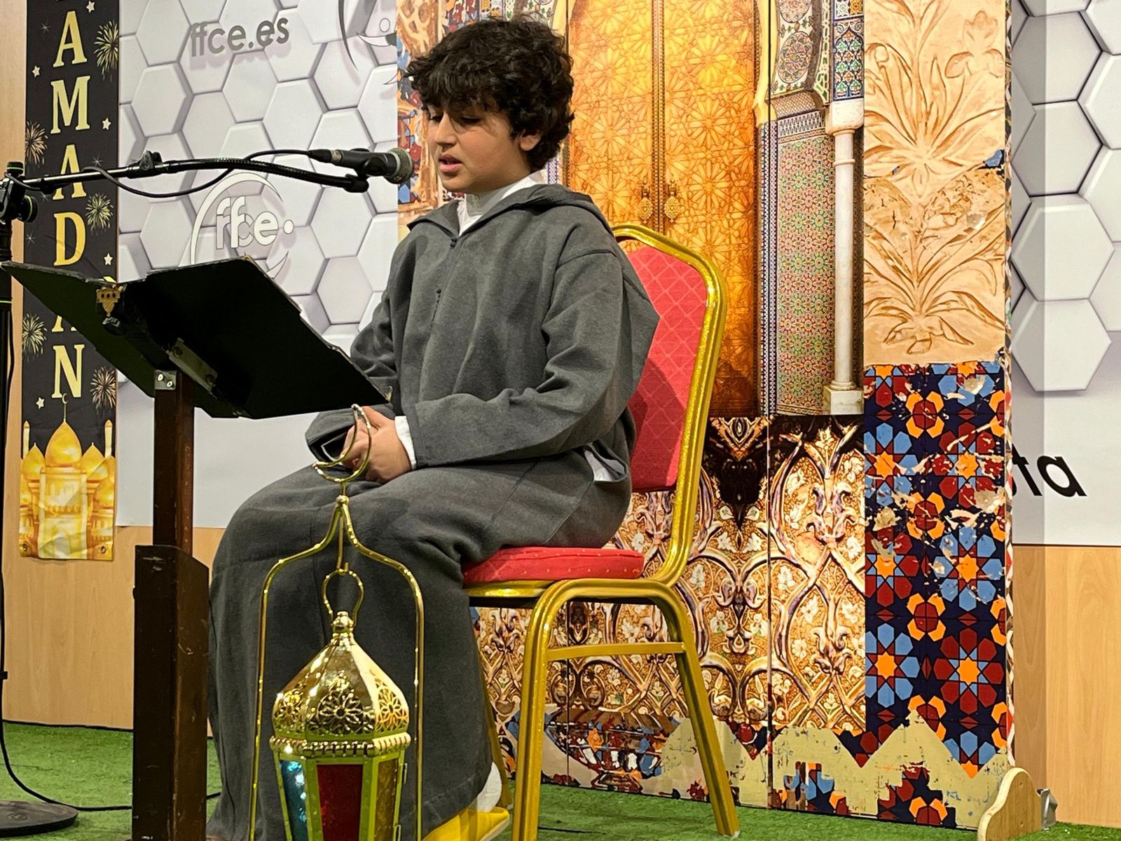 El alumnado de Al Idrissi recita el Corán en taywid en el salón de actos de la RFFCE