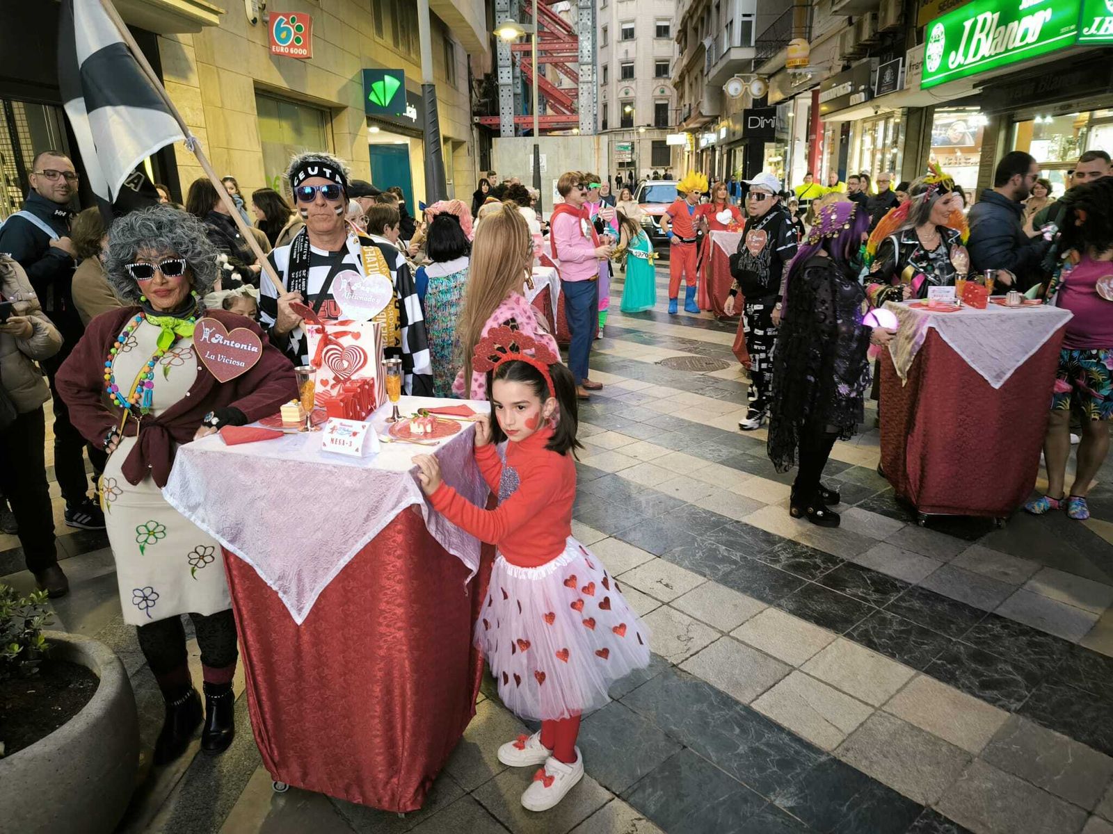 Los Popi enamoran a Ceuta con un pasacalles destinado a la búsqueda de su “media caballa”