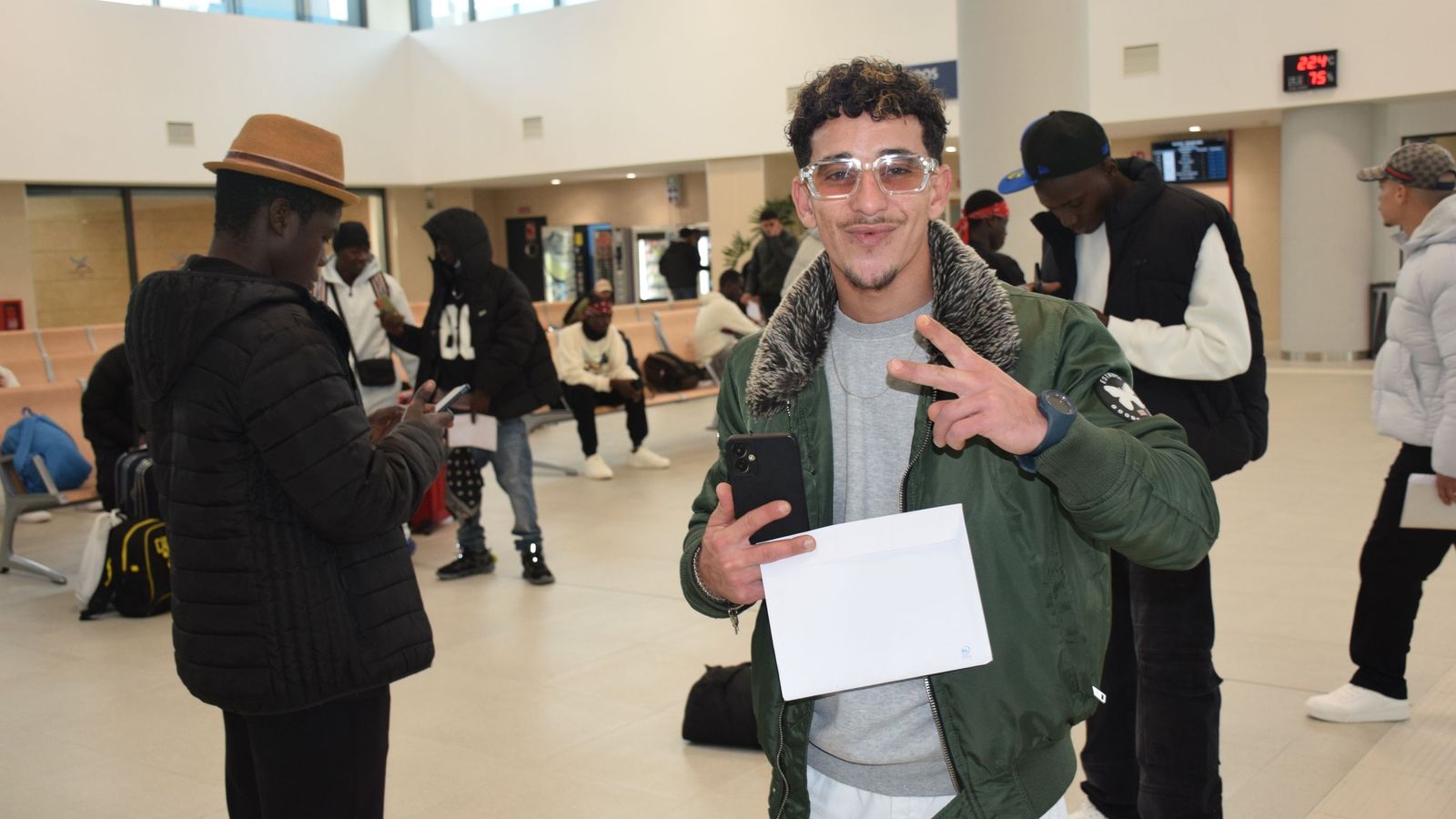 Residentes del CETI posan en la Estación Marítima, desde donde tomaron un barco hacia Algeciras