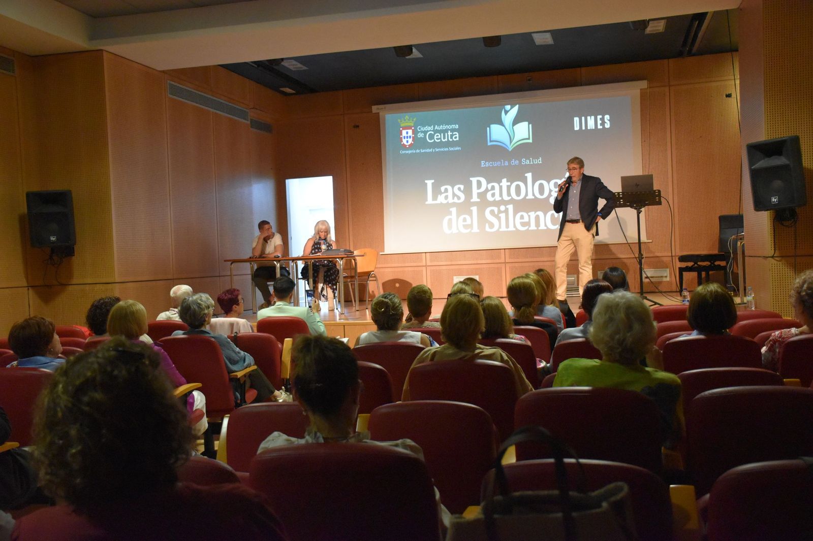 El responsable de la Escuela de Salud, José María Sánchez Jordán, organizador de la jornada 'Las patologías del silencio', durante la presentación del acto
