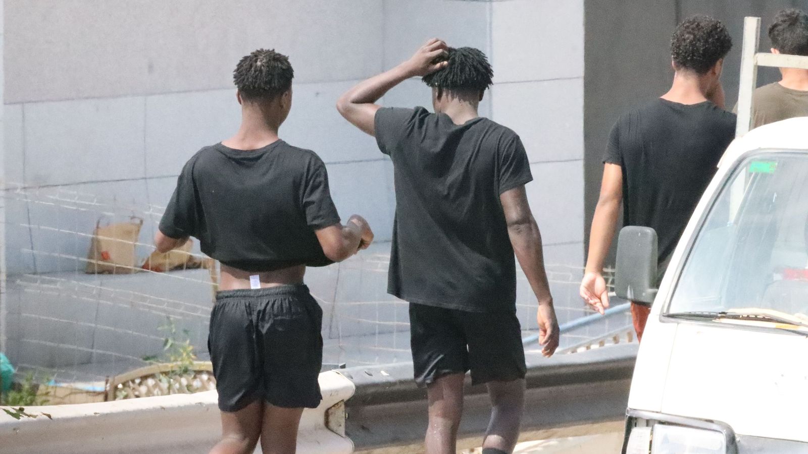 Menores migrantes caminando por Ceuta en una imagen de archivo