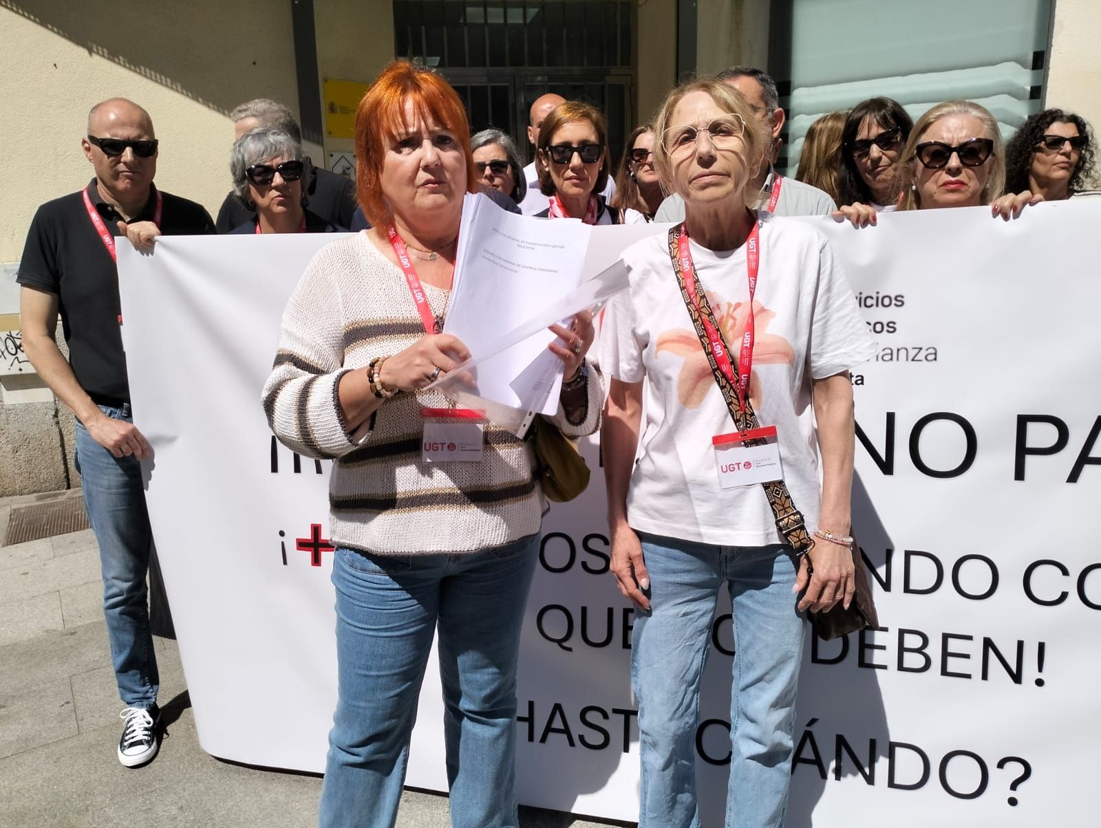 Las sindicalistas de SP-UGT Trinidad Megías y Amparo Canto, con el documento de las firmas de los docentes