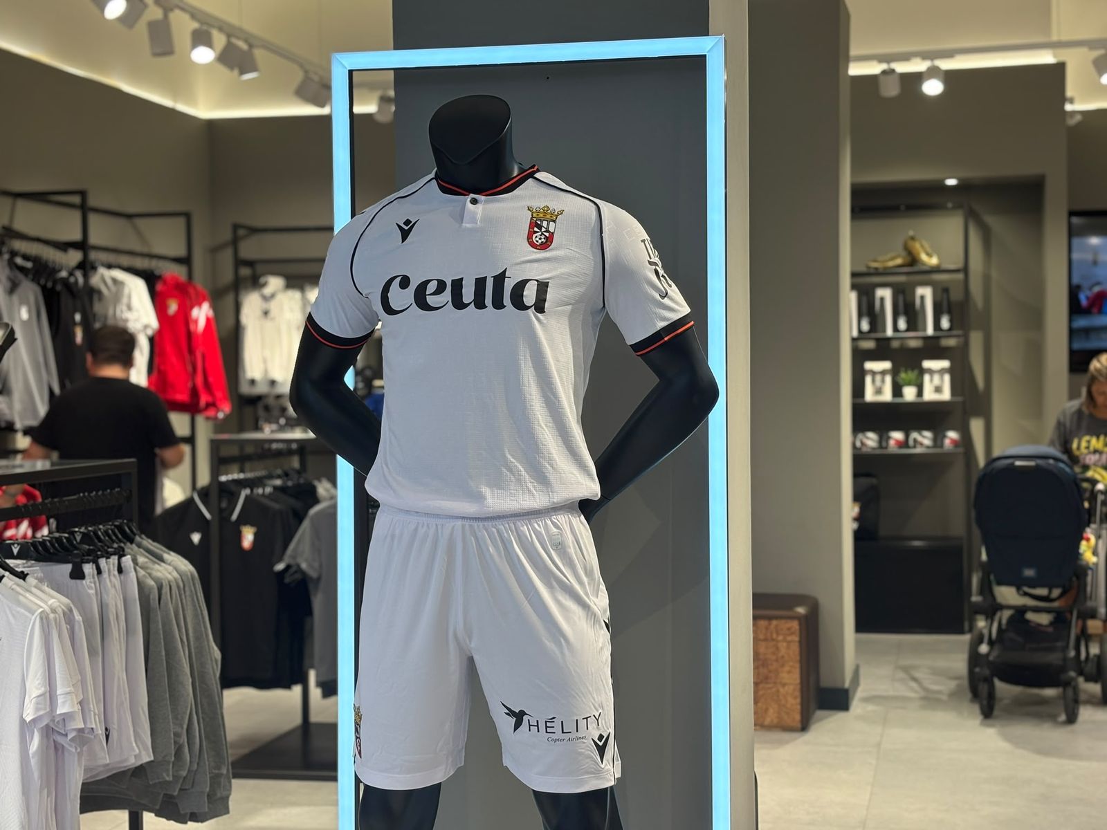 Las nuevas equipaciones de la AD Ceuta